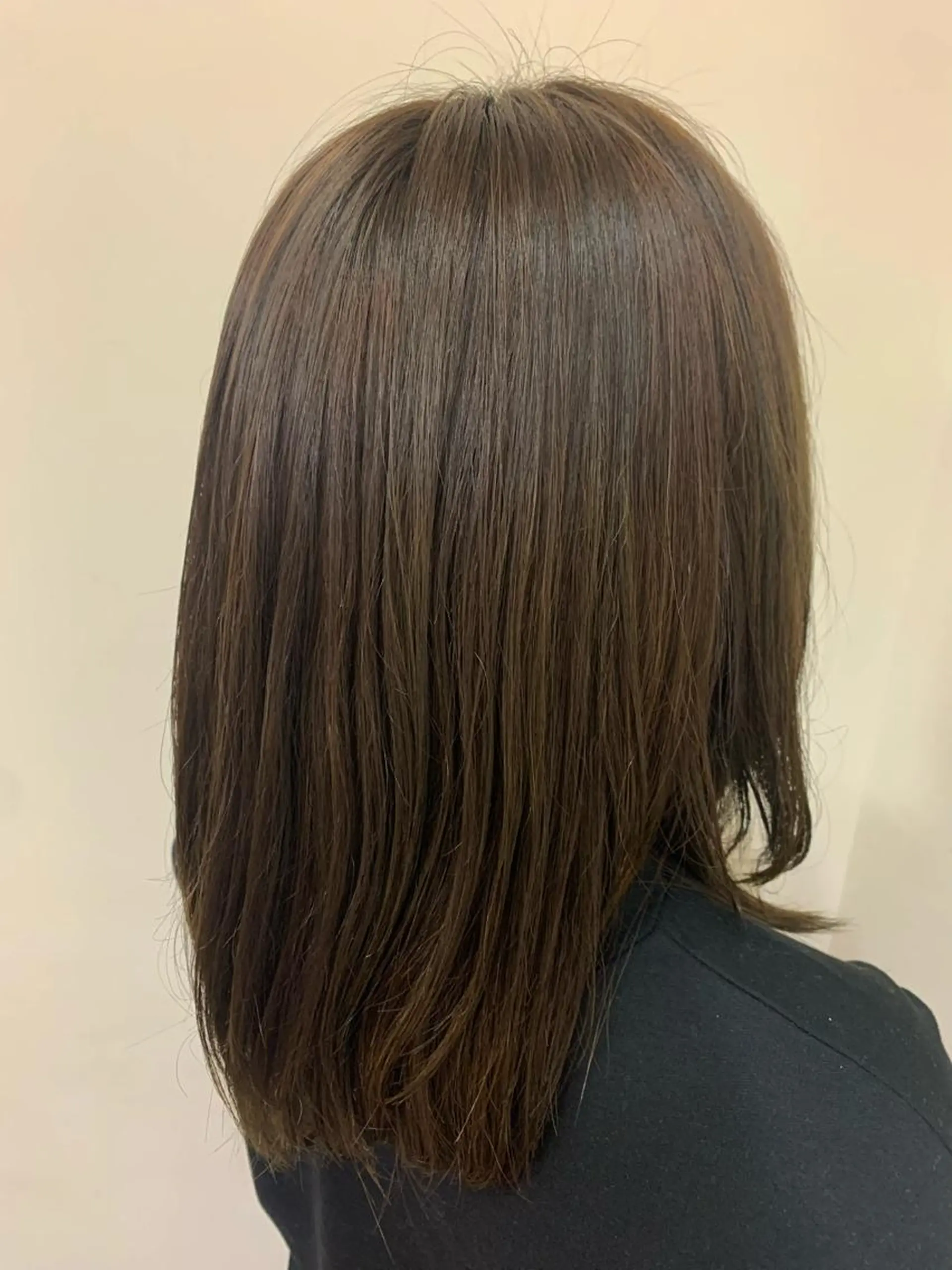 セミロング カラー オリーブカラー 戸丸 絵夢のヘアスタイル
