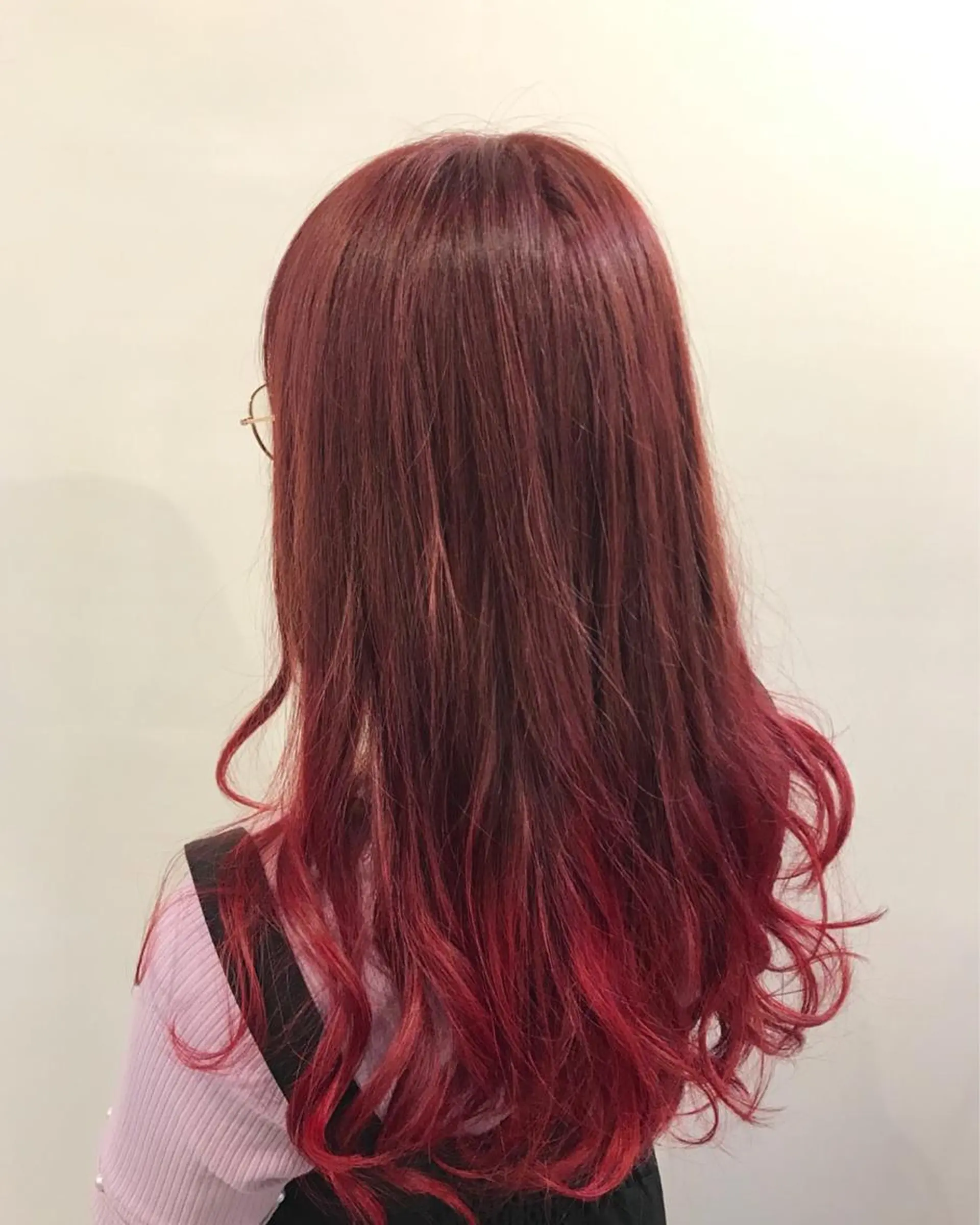セミロング カラー グラデーションカラー ピンクカラー レッドカラー 平尾 拓也のヘアスタイル