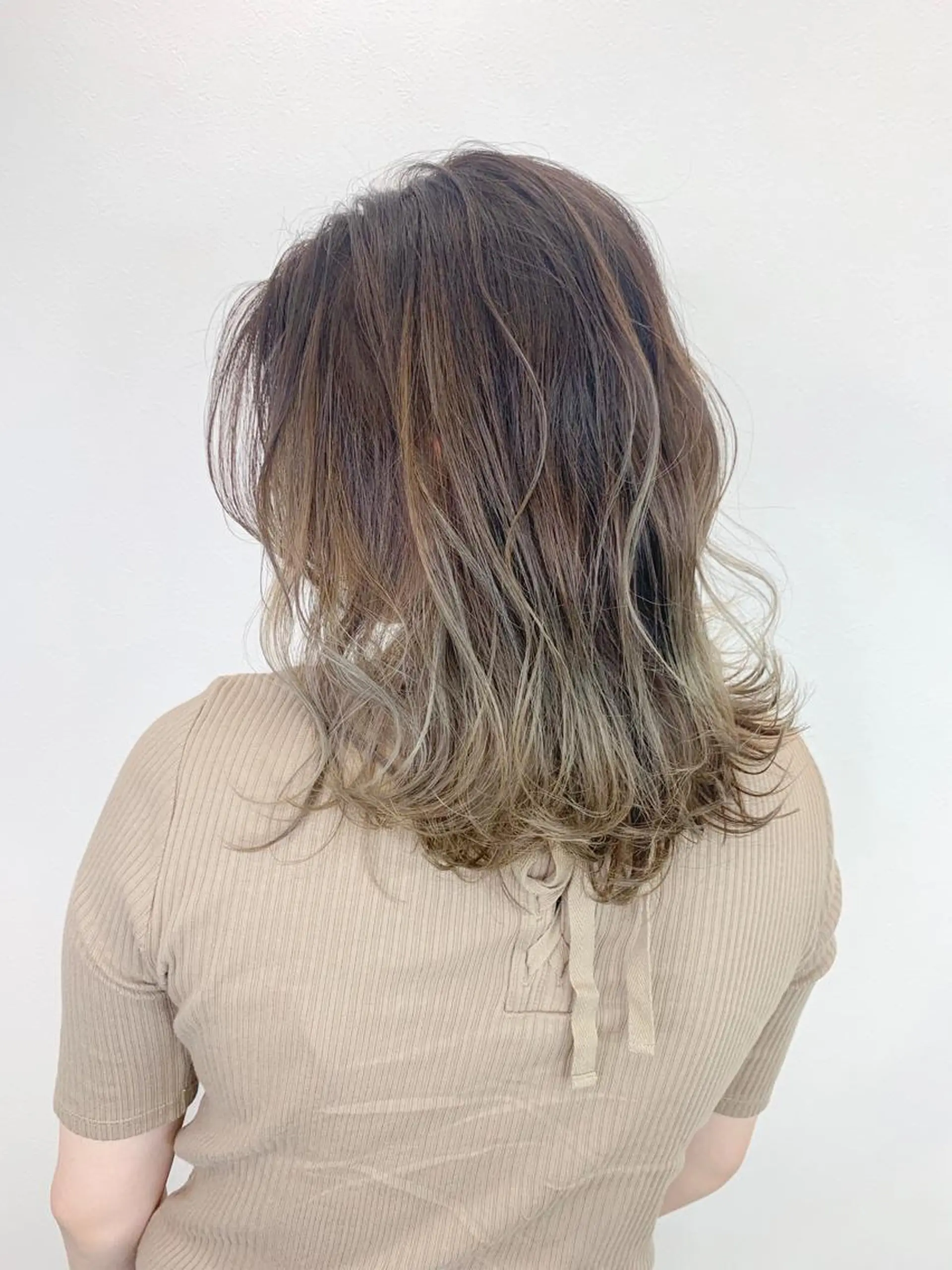 セミロング ハイライト a .のヘアスタイル