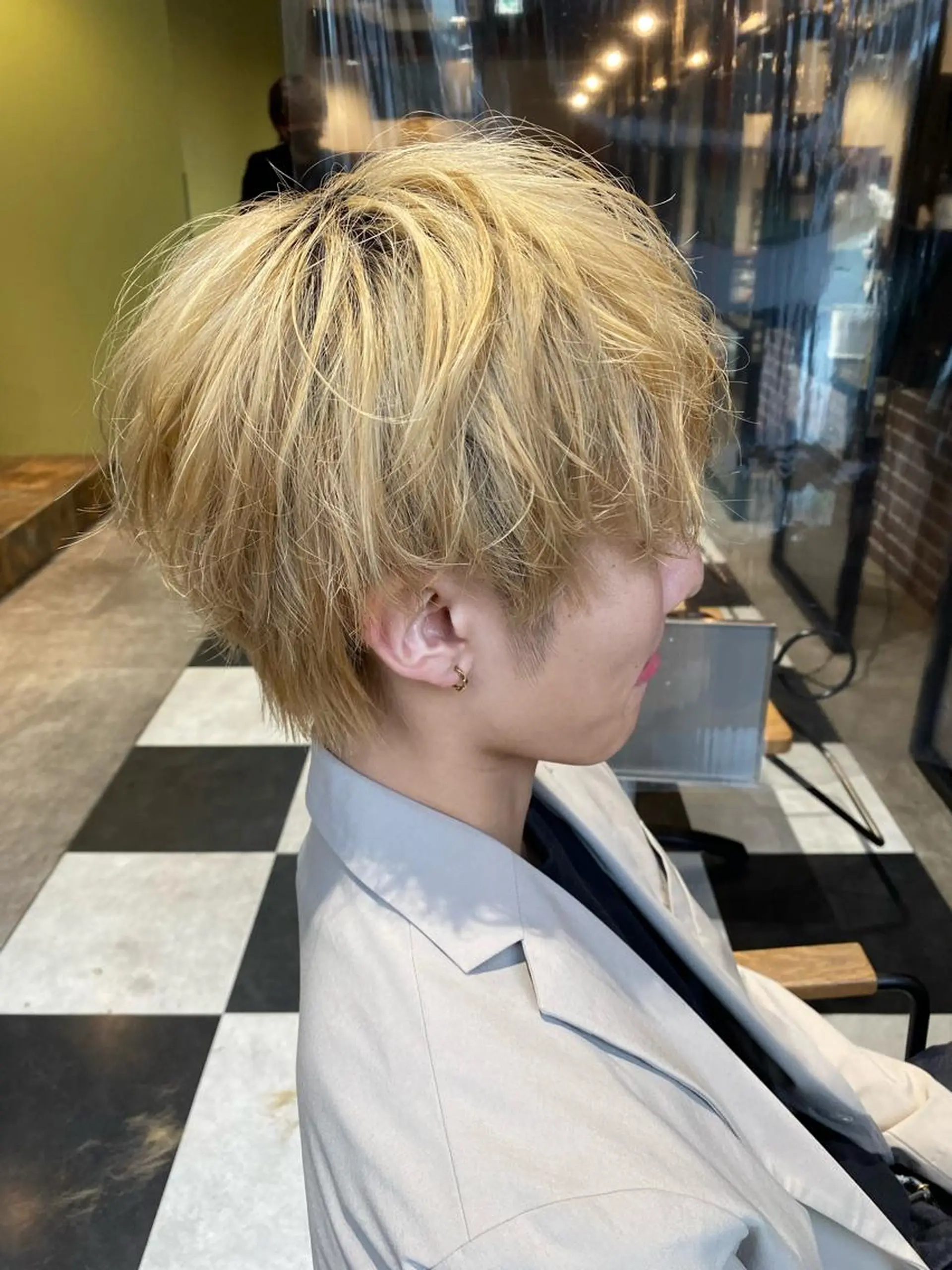 ショート 透明感ブリーチ/ メンズパーマのヘアスタイル