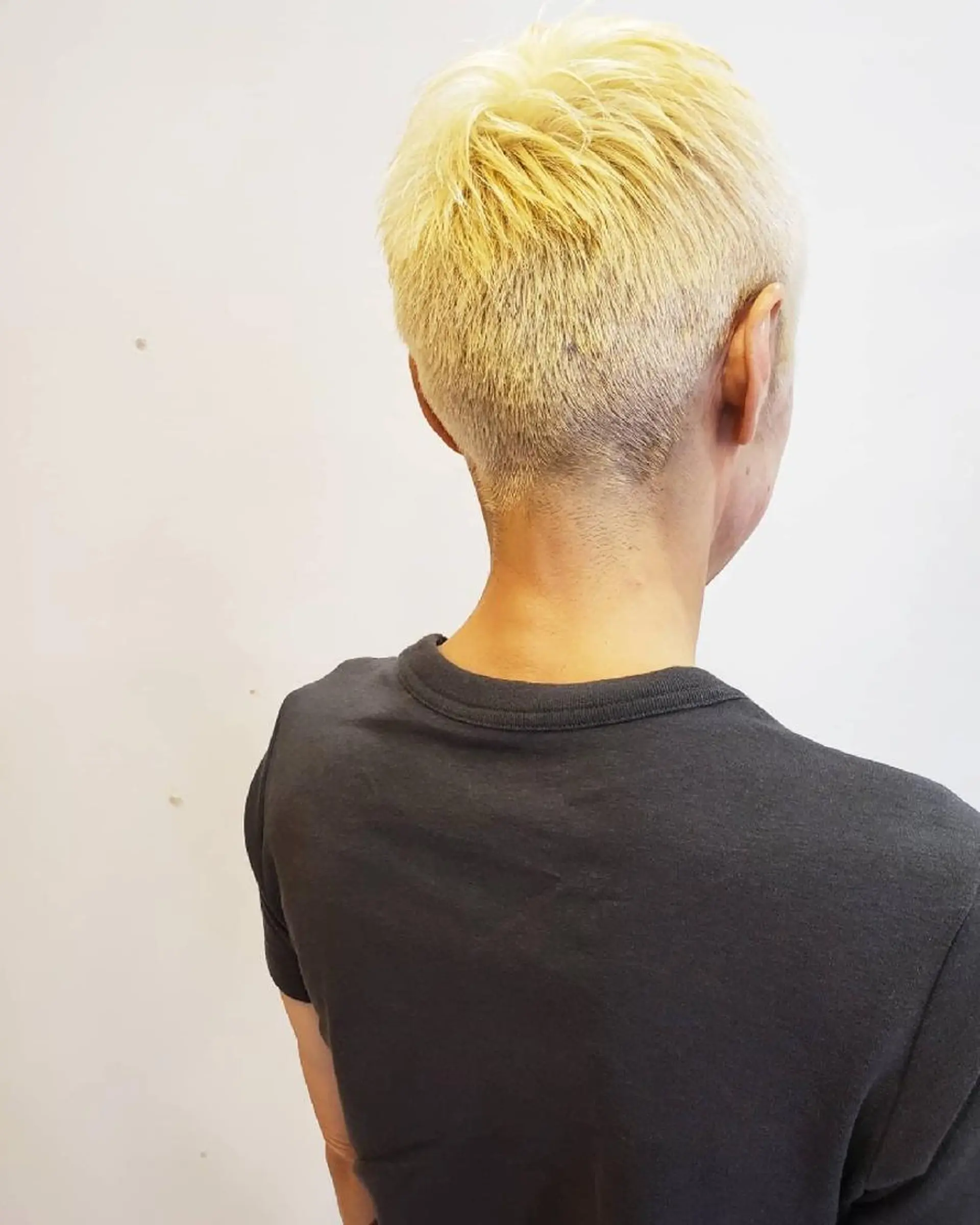 ショート カラー ブリーチ 抜きっぱなしブロンド 齋藤 愛美のヘアスタイル