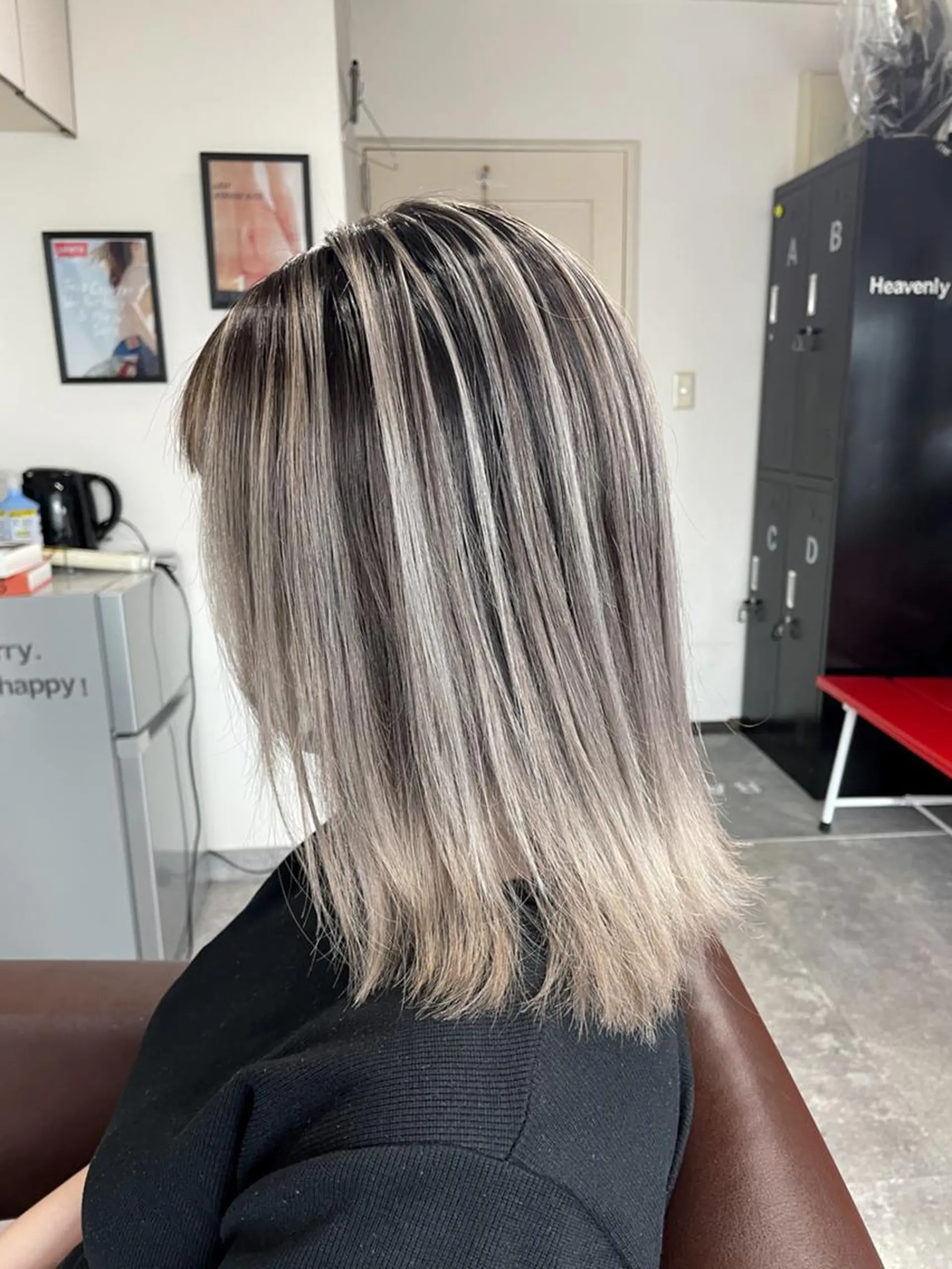 ミディアム カラー 切りっぱなしボブ ボブレイヤー バレイヤージュ ベージュカラー ハイライトカラー カット ヘアカラー トリートメント WONK. ウォンク 心斎橋のヘアスタイル