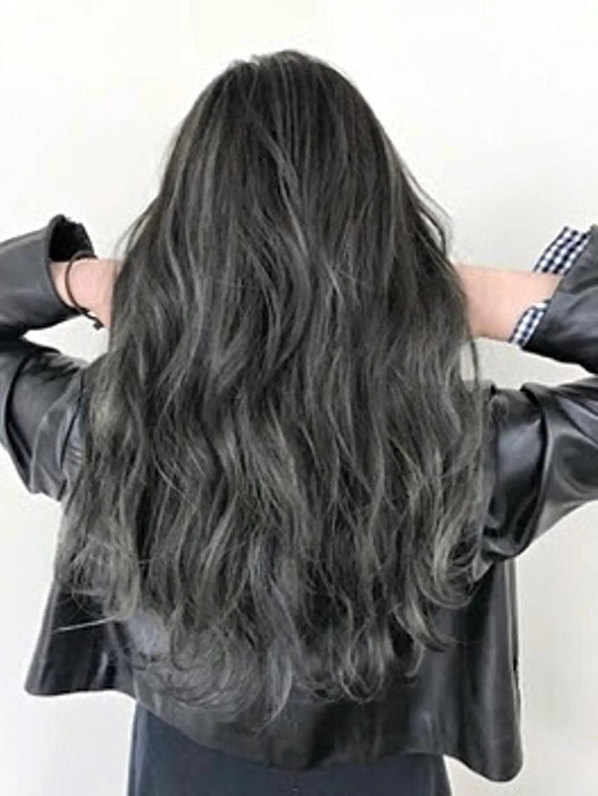 セミロング カラー アッシュ アッシュグレー ハイライトカラー ハイライト ヘアカラー トリートメント 海外ヘア/ 長谷川　裕起のヘアスタイル