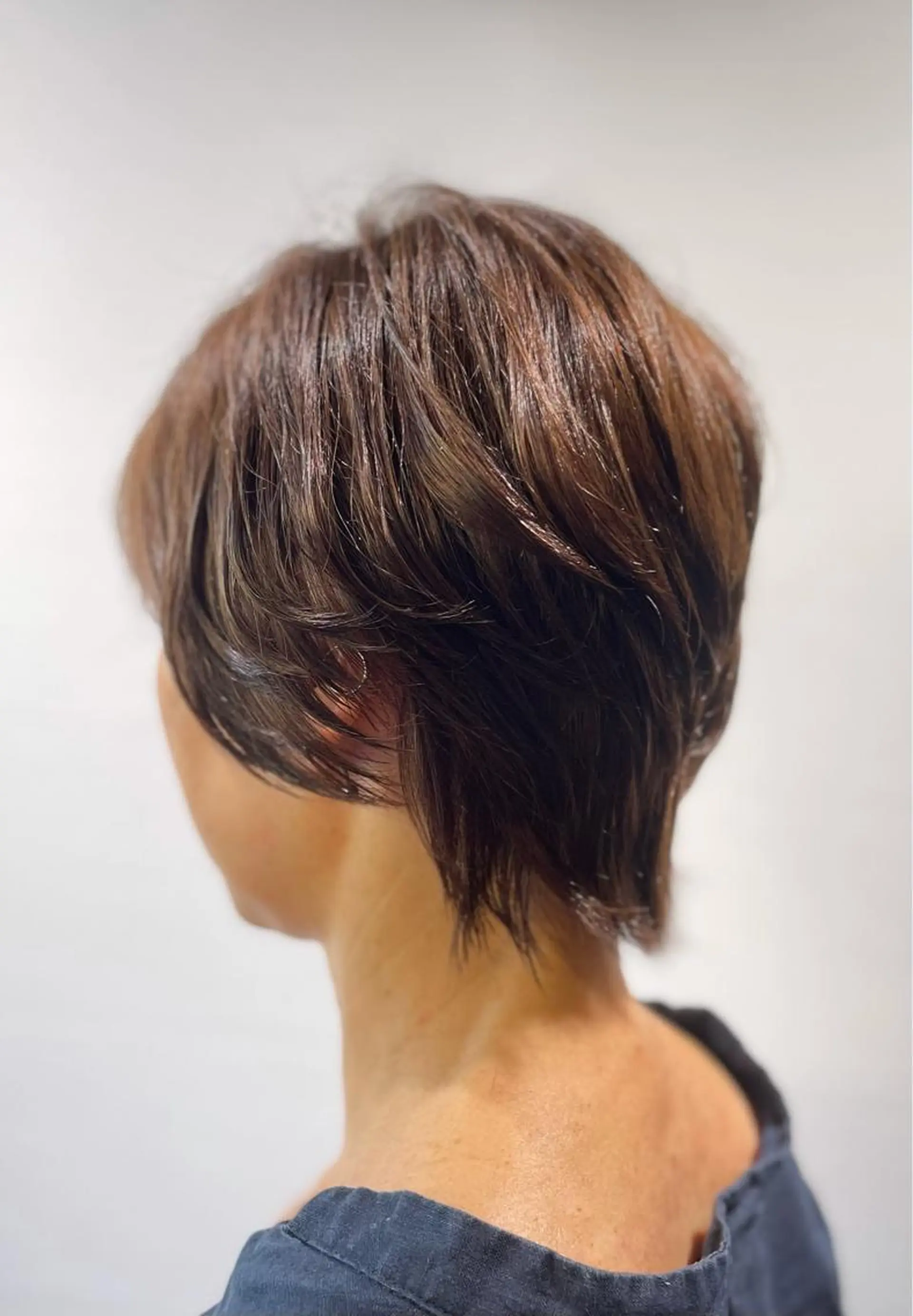 ショート アッシュ アッシュグレー ミストバング パープルカラー 髪質改善 カット ヘアカラー 吉川 舞雪のマツエク・マツパデザイン