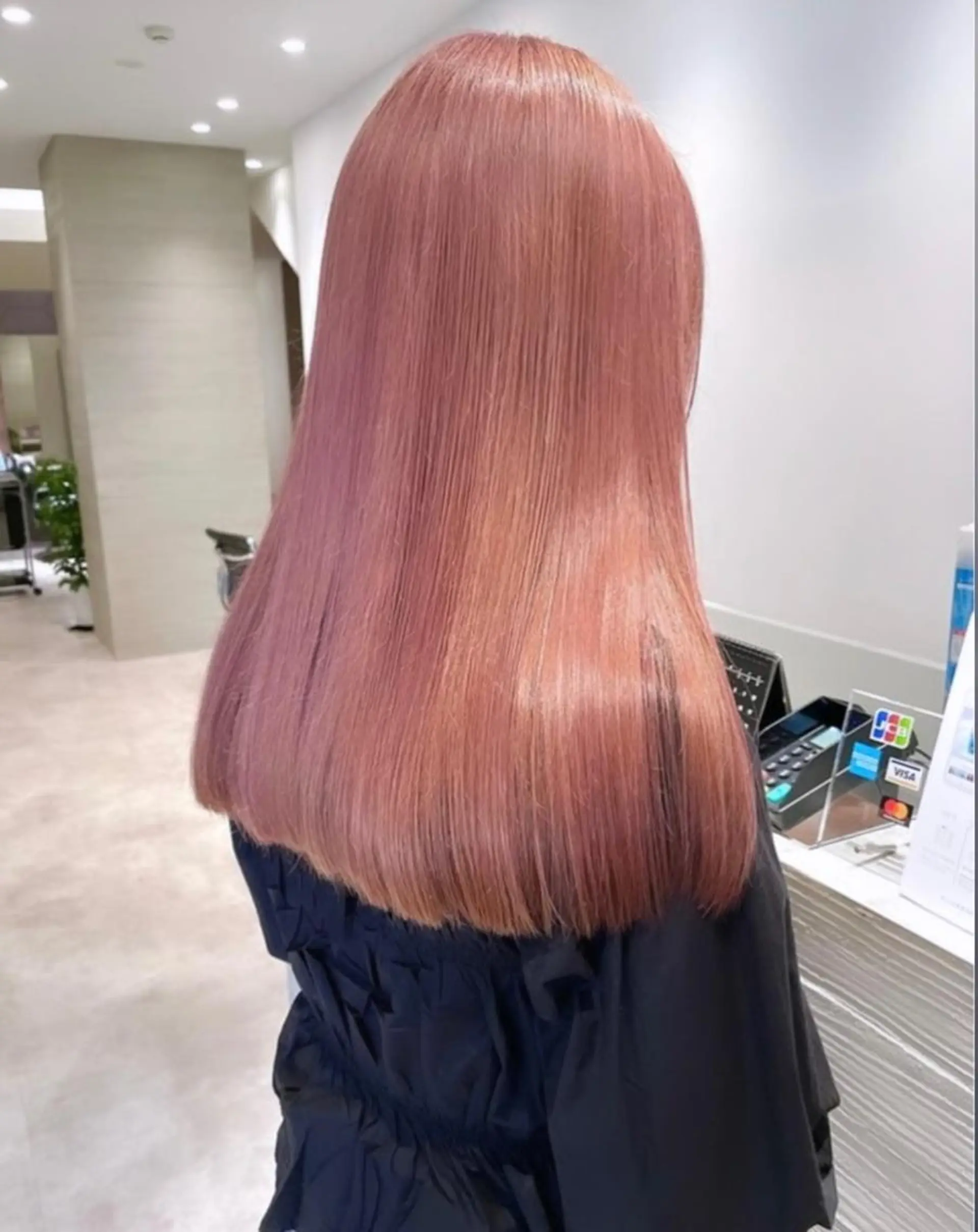 ロング カラー ハイトーンカラー オレンジ オレンジピンク ピンクカラー サキ🤍ハイトーン 🩰くびれ巻きヘアのヘアスタイル