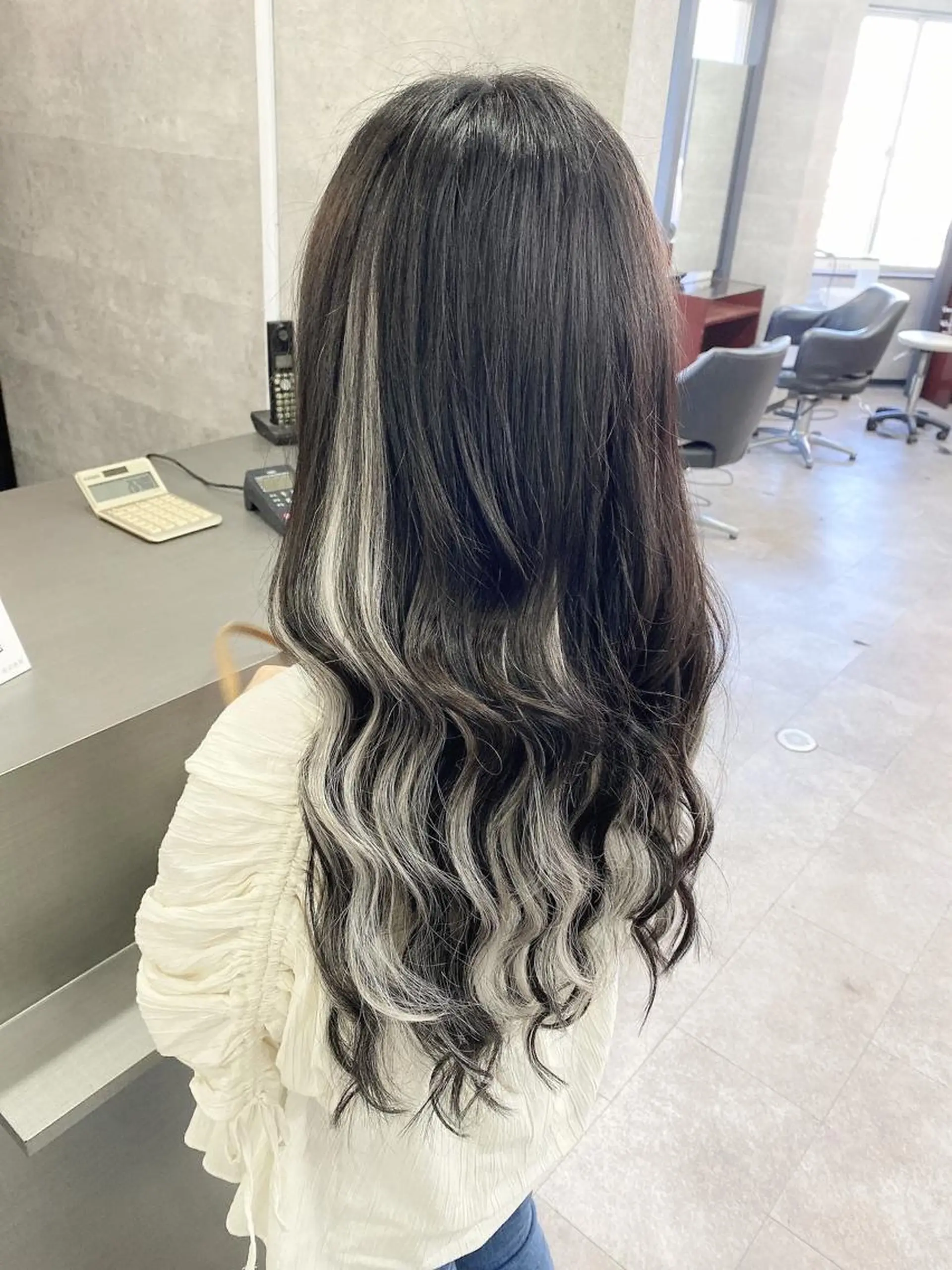 ロング カラー ヘアアレンジ シールエクステ バレイヤージュ ベージュカラー ブリーチ ケアブリーチ M. KURUMIのヘアスタイル