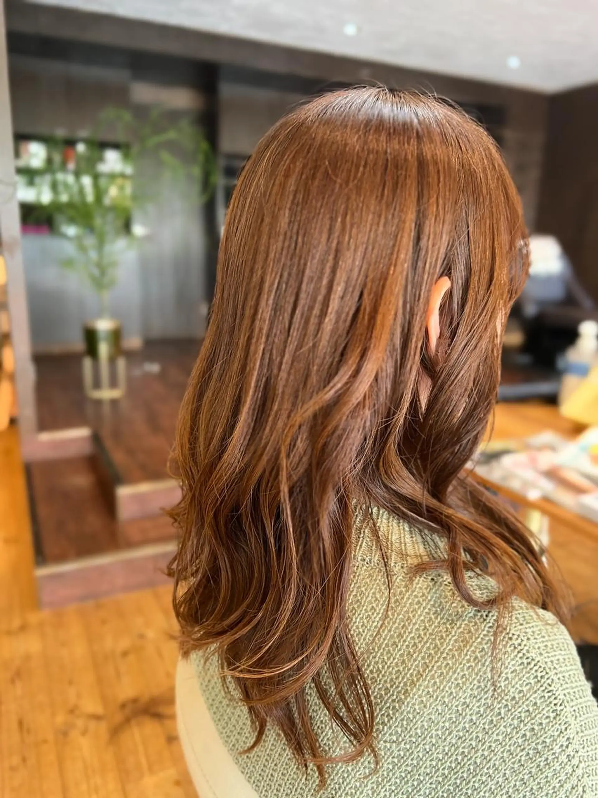 セミロング イエローカラー ハイライト カット ヘアカラー トリートメント BEACH　HAIR&NAIL所属・両国駅徒歩1分⭐️ アイロン仕上げのヘアスタイル