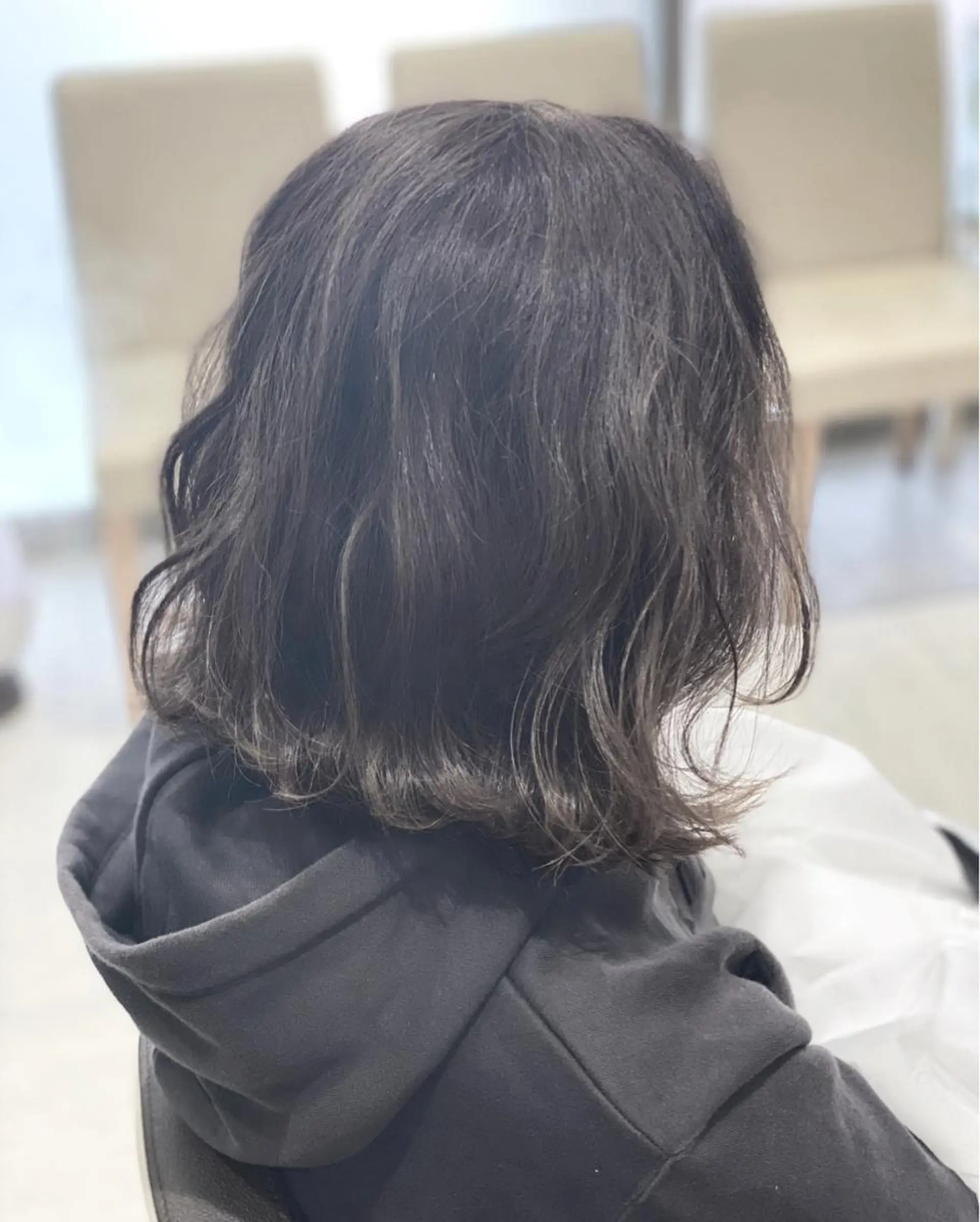 ミディアム カラー ダークグレー ダークグレージュ グレージュ ボブ 外ハネヘア 💎大人ハイライト 💎上杉一也💎のヘアスタイル