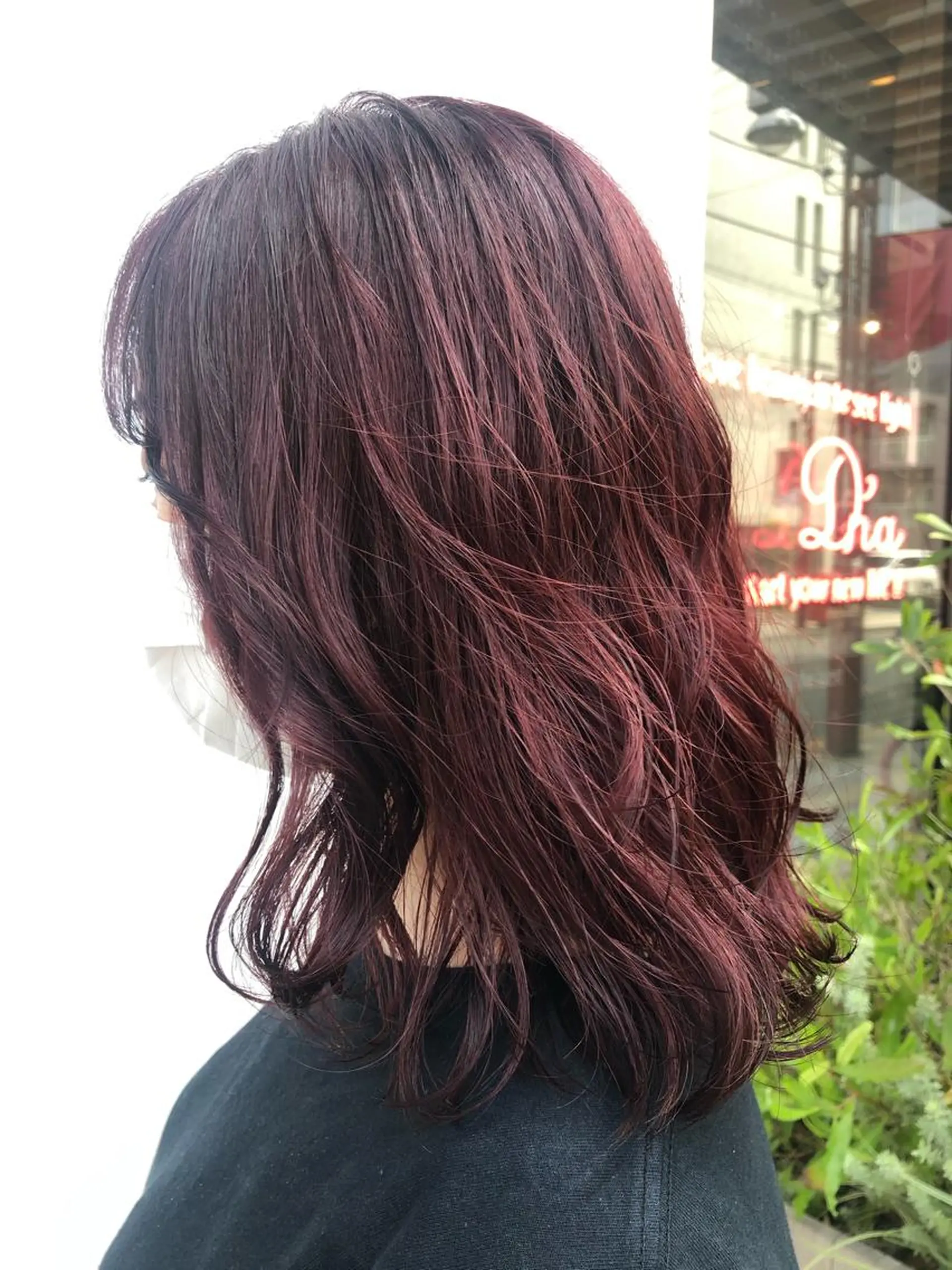 セミロング カラー ブリーチ ボルドーカラー 古屋 花織のヘアスタイル