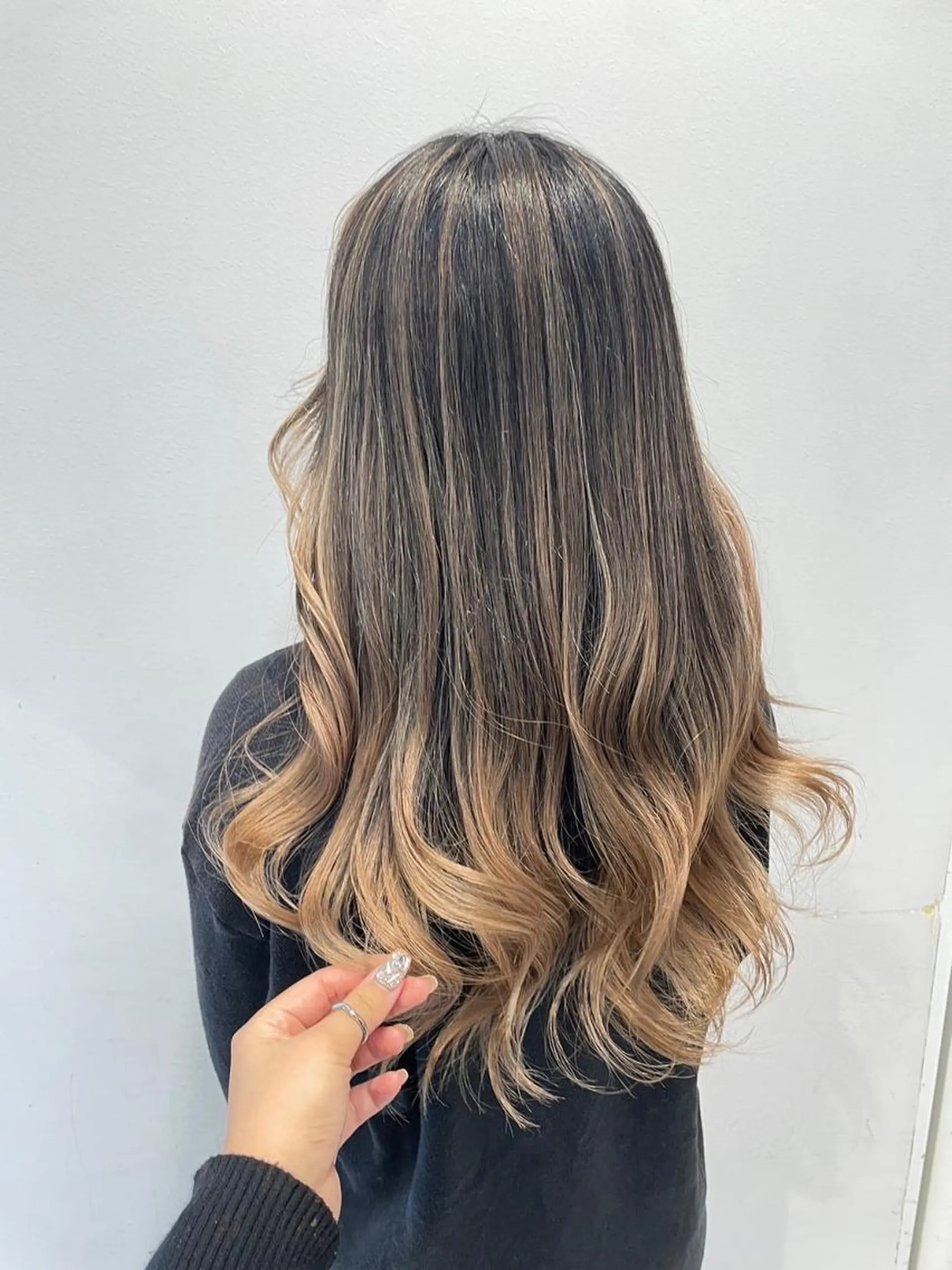 ロング ハイライト 髪質改善 レイヤーカット 縮毛矯正 トリートメント 【公式】amble luxe池袋東口♻️のヘアスタイル