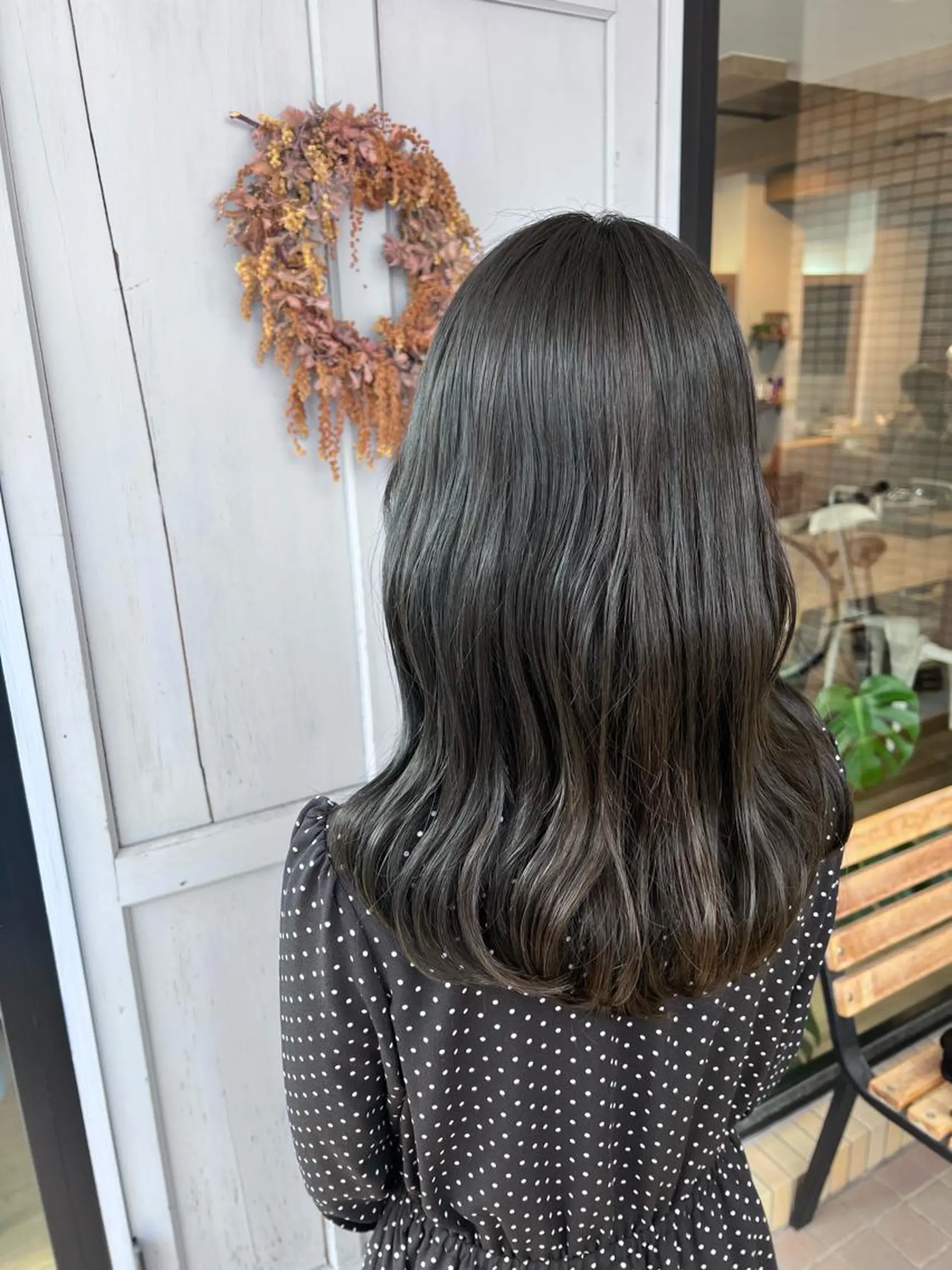 ロング カラー グレージュ オリーブグレージュ オリーブグレー ヘアカラー トリートメント ツキダテ ユイのヘアスタイル