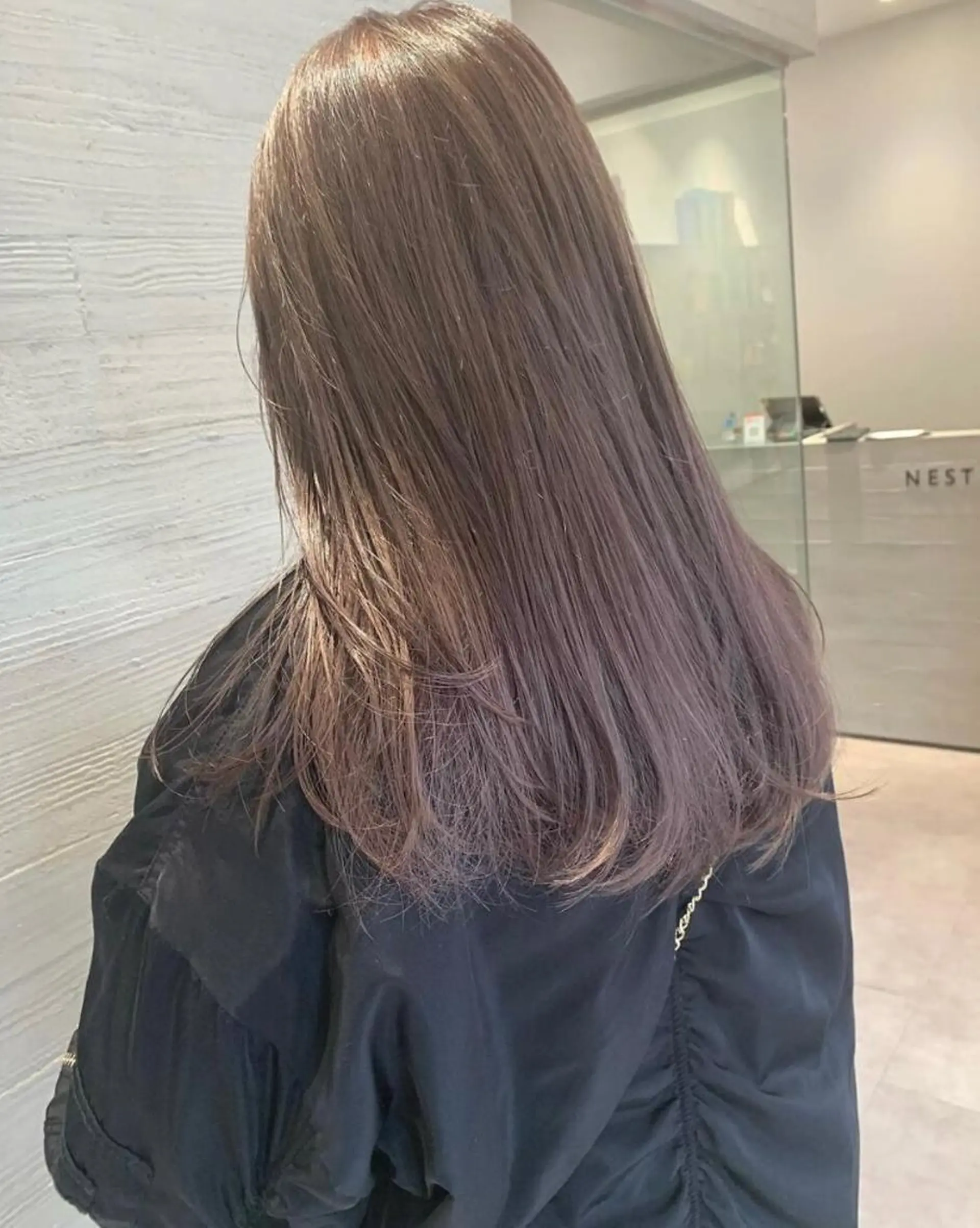 ロング カラー グレージュ ミルクティーグレージュ サキ🤍ハイトーン 🩰くびれ巻きヘアのヘアスタイル