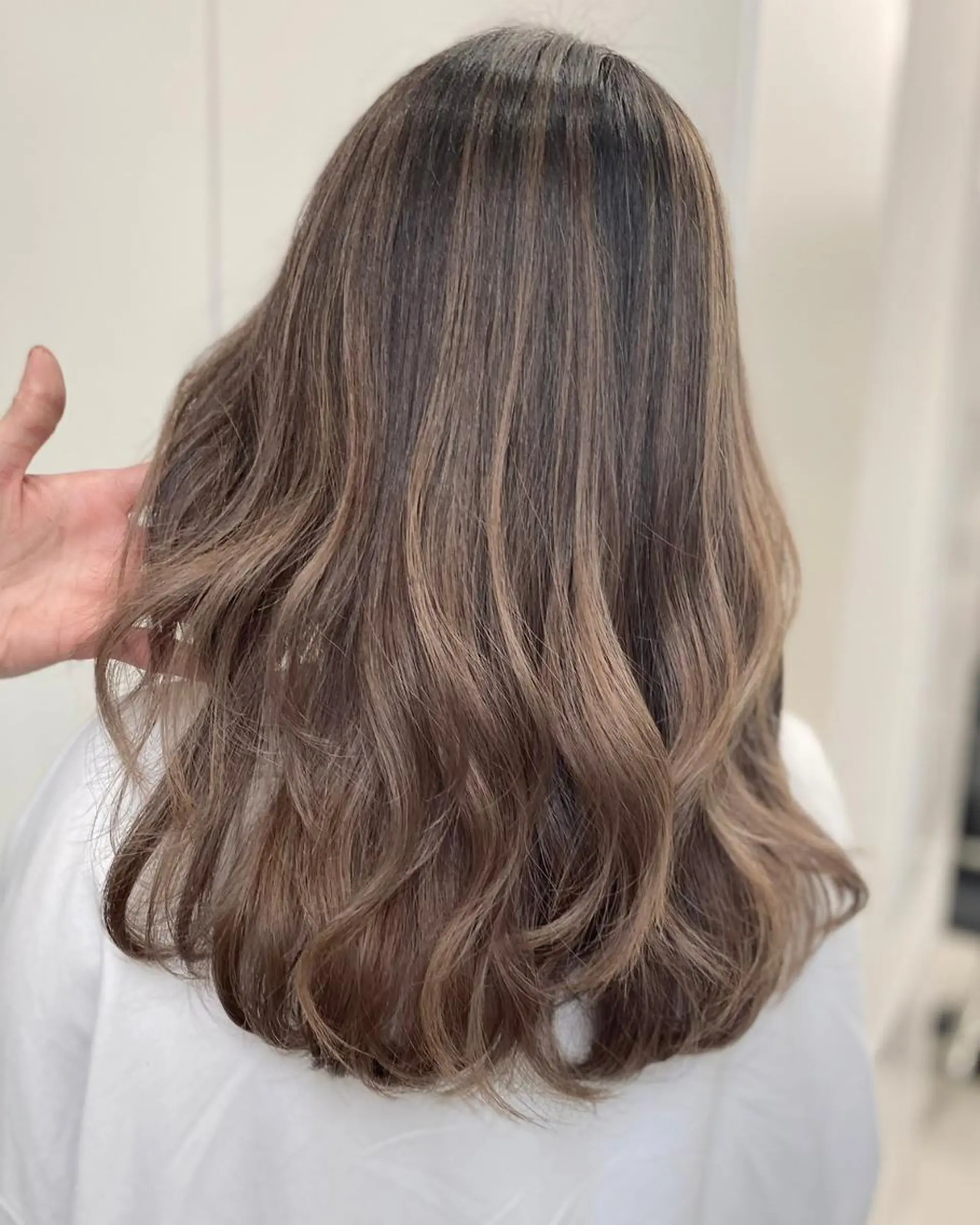 セミロング カラー アッシュ ベージュカラー ブルーカラー ブルーグレー ブルーグレージュ カット ヘアカラー トリートメント 公式 Ease by amble luxeのヘアスタイル