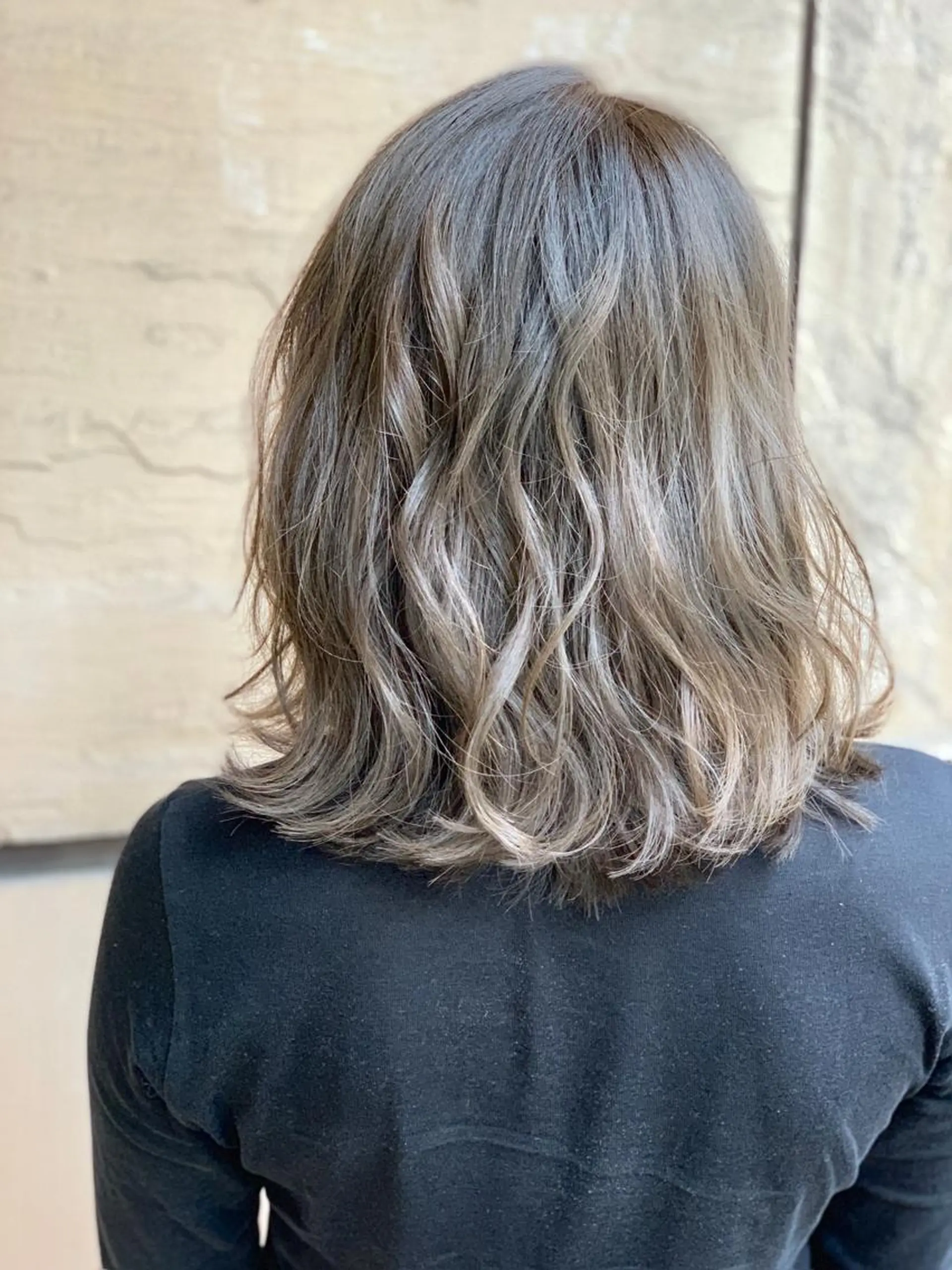 ミディアム カラー ブリーチ 透明感カラー グレージュ カット ヘアカラー トリートメント エフェクトブリーチ エクステhiroのヘアスタイル