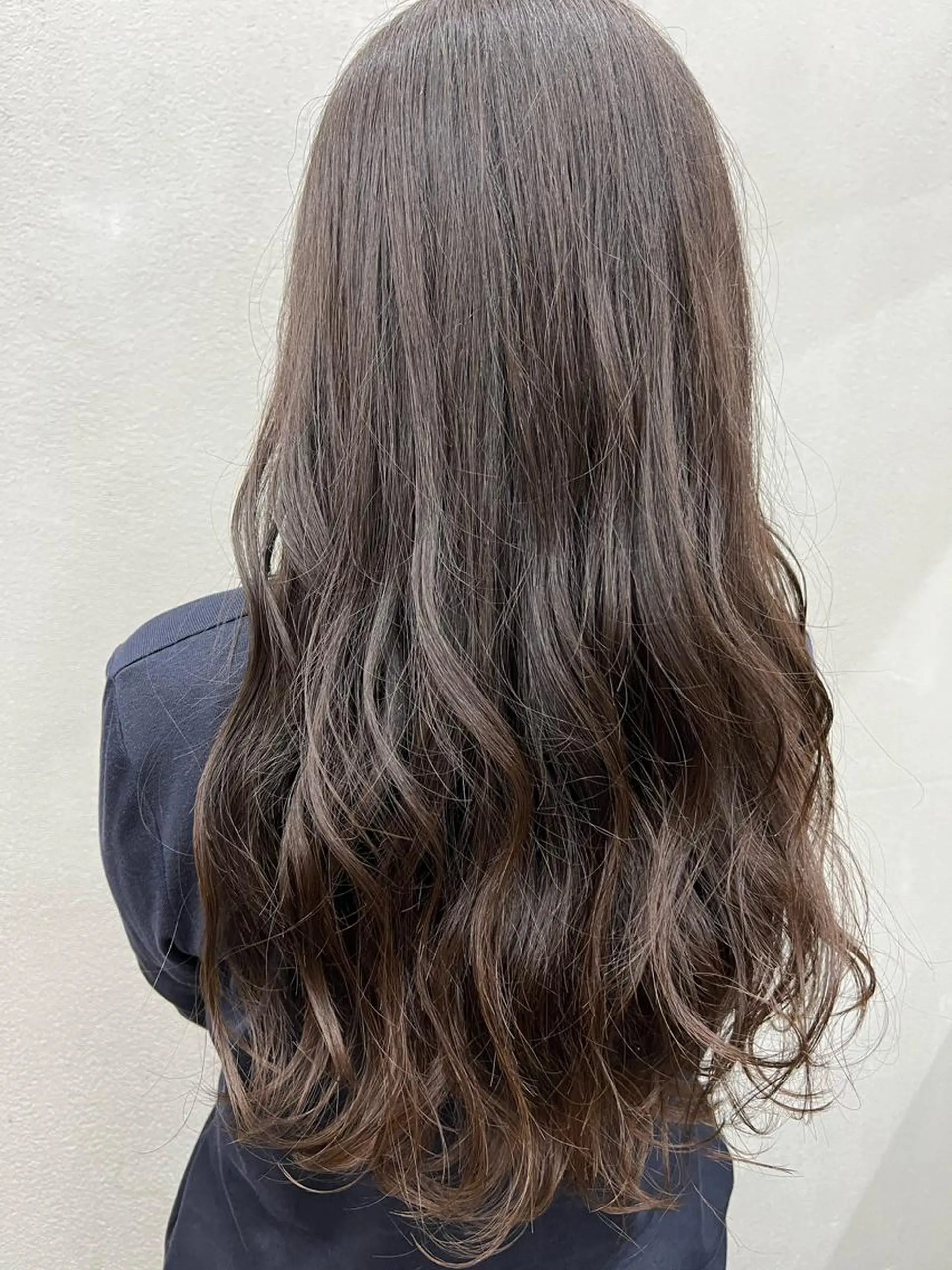ロング カット ヘアカラー 亀田 泰生のヘアスタイル