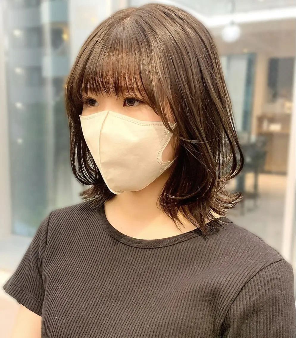 ミディアム カラー パーマ ヘアアレンジ メンズ キッズ ネイル マツエク・マツパ アイブロウ レイヤーカット／ 巻ける縮毛矯正のヘアスタイル