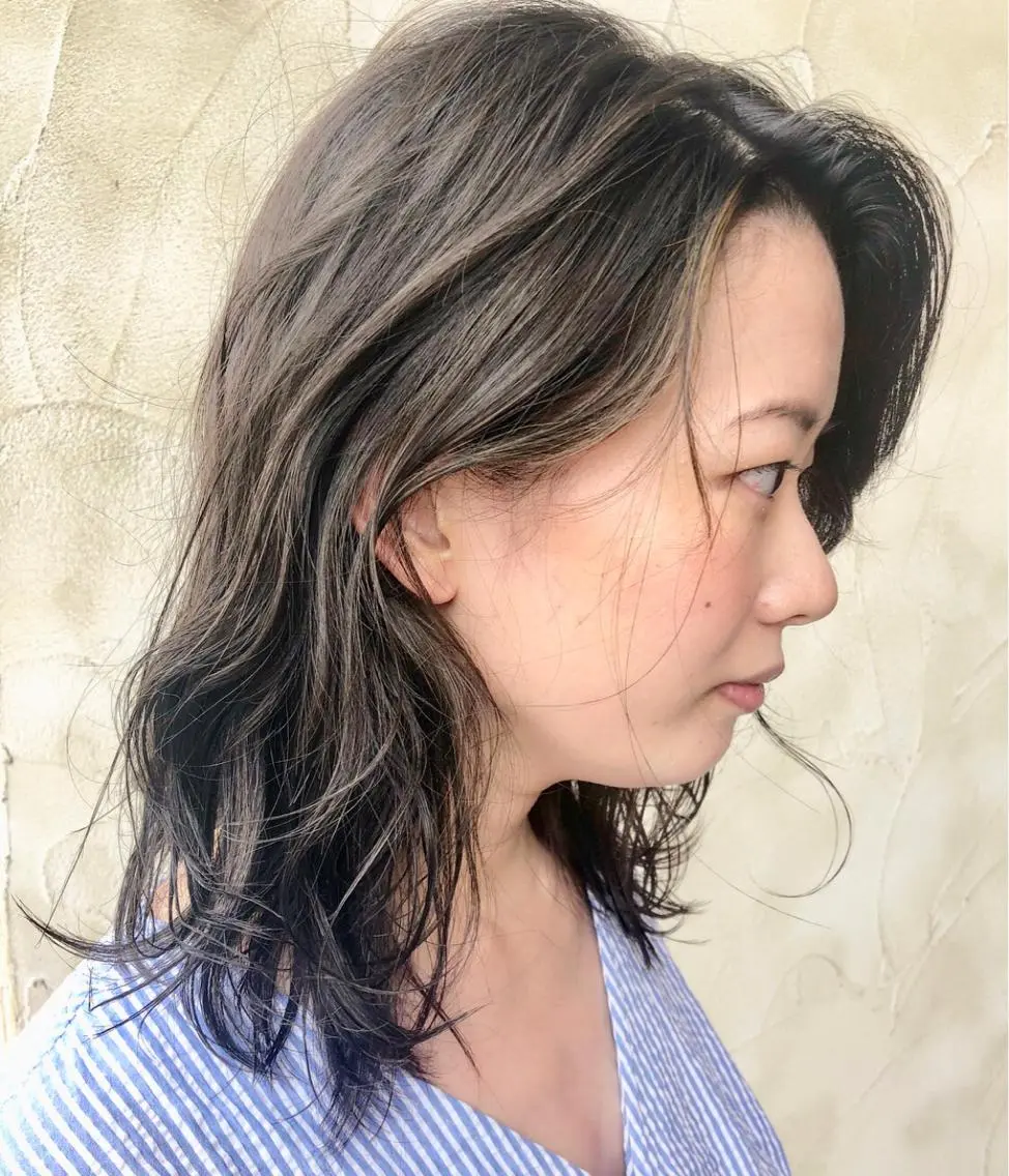 セミロング ハイライト 岩田 萌那のヘアスタイル