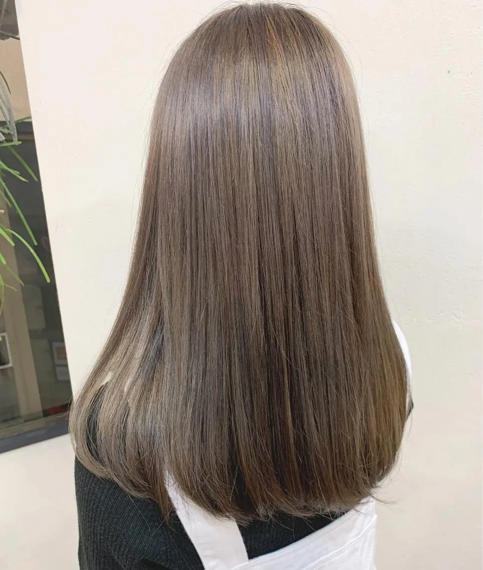 セミロング レイヤーカット、 大人可愛い 中村美羅のヘアスタイル