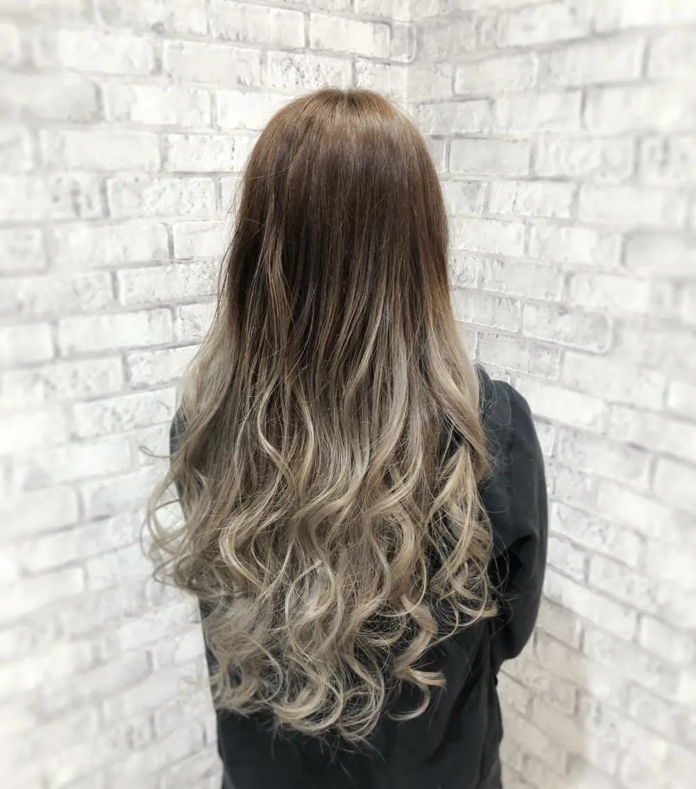 ロング カラー ヘアアレンジ ベージュカラー グラデーションカラー ミルクティーベージュ カット ヘアカラー トリートメント 秋山 幸太のヘアスタイル
