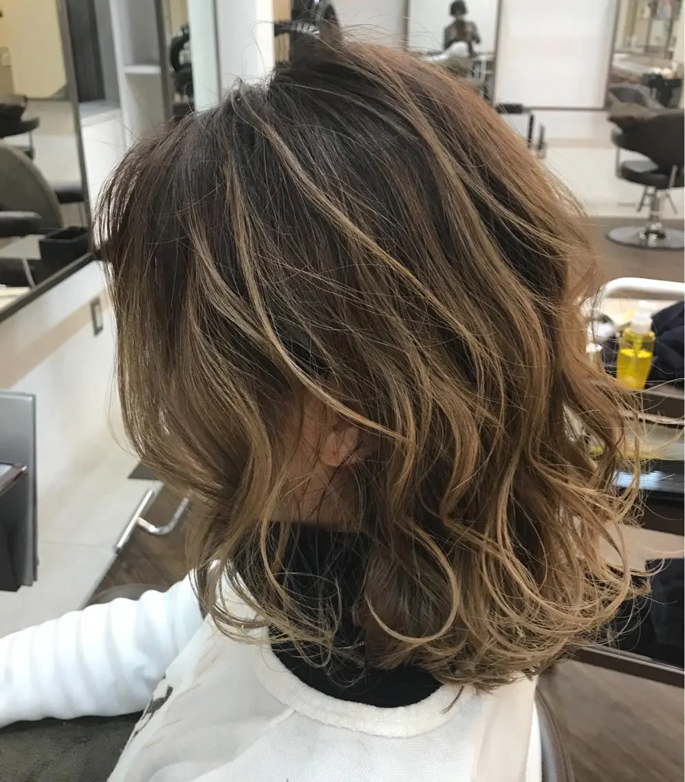 ミディアム カラー パーマ ヘアアレンジ バレイヤージュ ブリーチ 外国人風カラー レイヤーカット 外ハネヘア APSEE メンズカラー特化のヘアスタイル