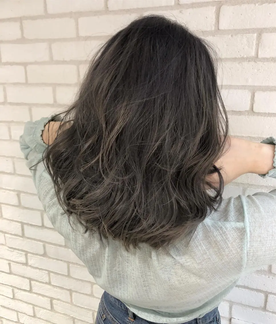 ミディアム カラー 小島 侑衣のヘアスタイル