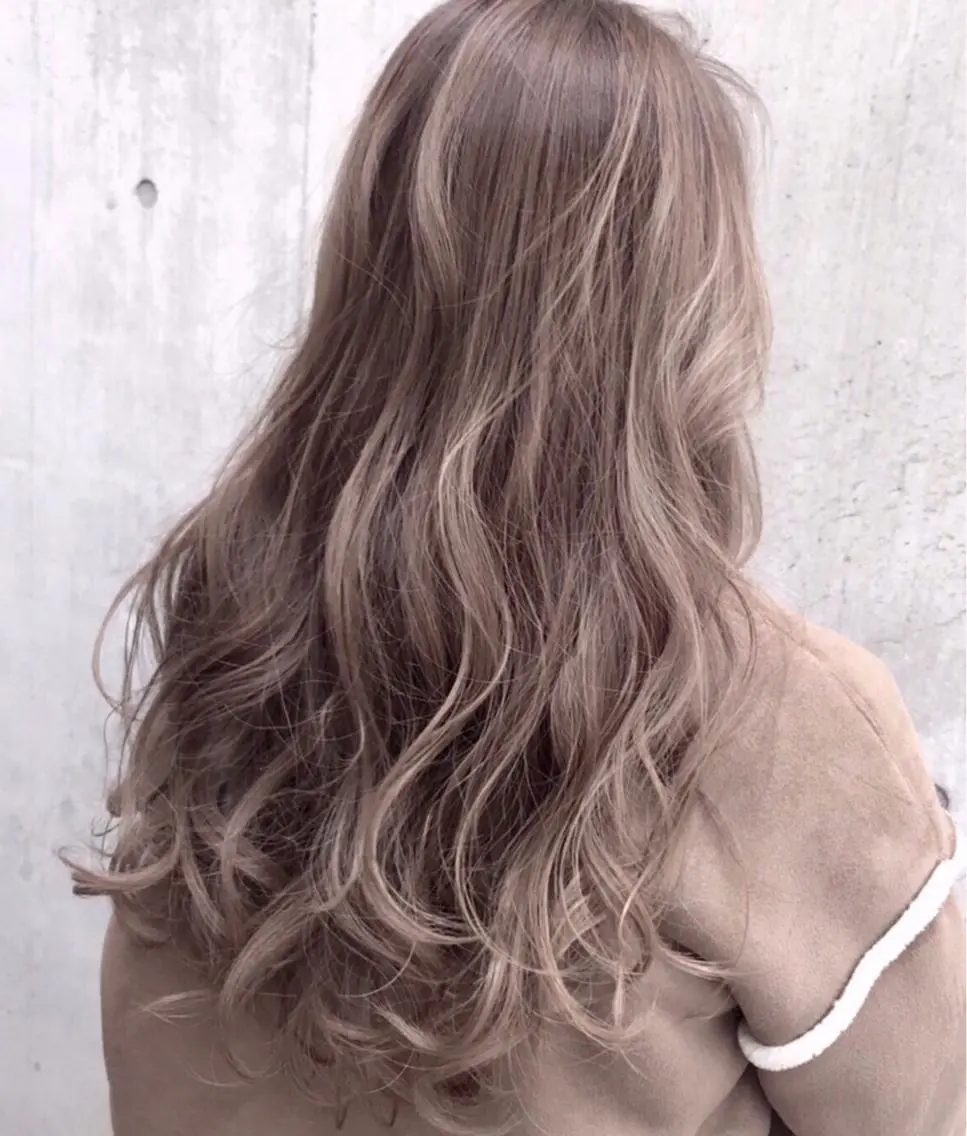 ロング カラー ベージュカラー 透明感カラー ハイライトカラー ラテベージュ ハイライト ヘアカラー AKI アキのヘアスタイル