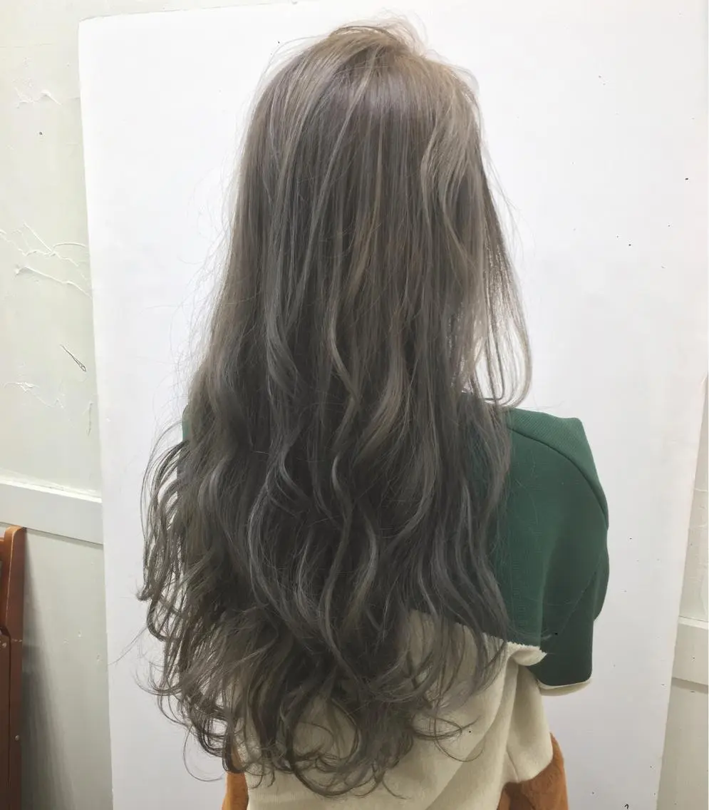 ロング カラー アッシュ アッシュグレー Loob.TOKYO MIYA🌈のヘアスタイル