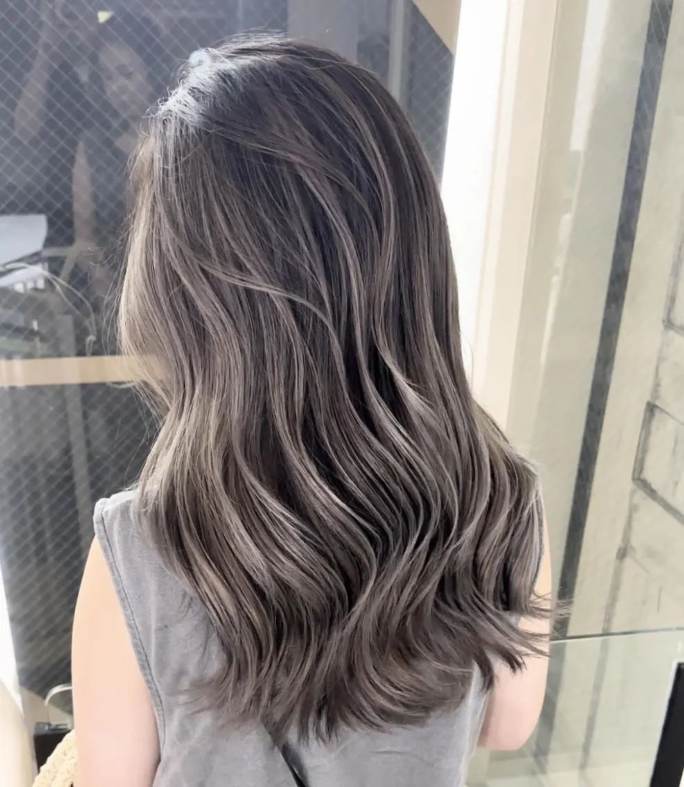 セミロング レイヤーハイライト ブリーチJUNKIのヘアスタイル