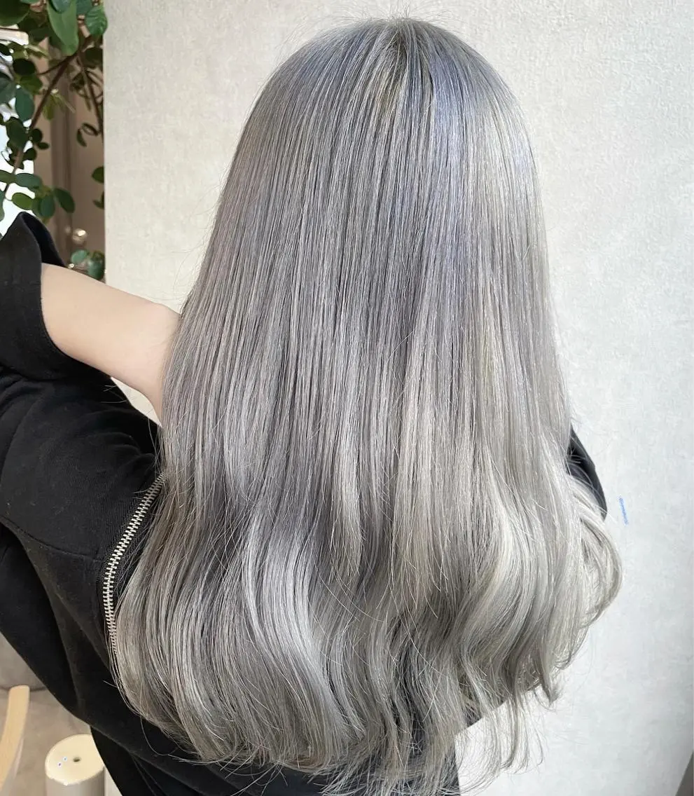 ロング カラー ヘアアレンジ ブリーチ シルバー ホワイトシルバー YUI𓍯ｴｸｽﾃ /ﾆｭｱﾝｽｶﾗｰのヘアスタイル