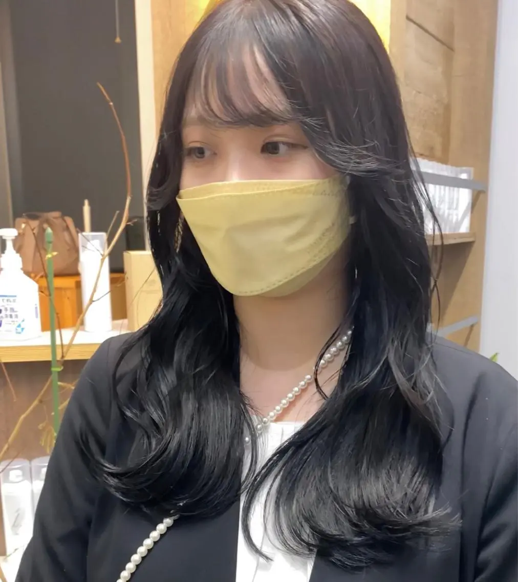 セミロング カラー 黒髪 ブルーカラー ブルーブラック 韓国風ヘア 横尾 歩のヘアスタイル