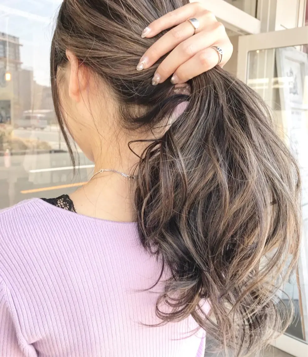 セミロング カラー ヘアアレンジ バレイヤージュ ブリーチ グラデーションカラー ハイライトカラー ハイトーンカラー Mariana/ 鶴原-ハイライトのヘアスタイル
