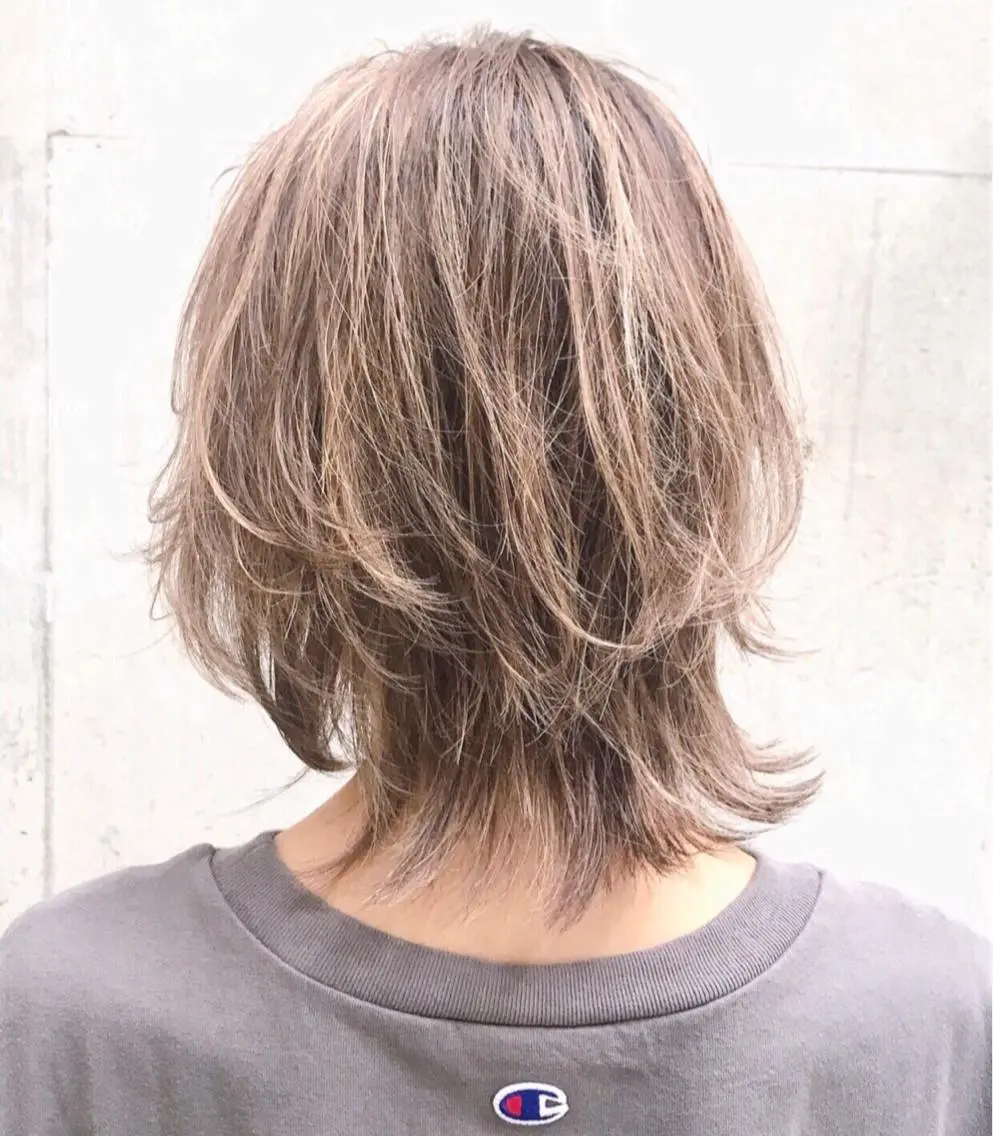 ミディアム カラー ミディアムパーマ アッシュ ベージュカラー ブルーカラー グレージュ ヘアカラー AKI アキのヘアスタイル