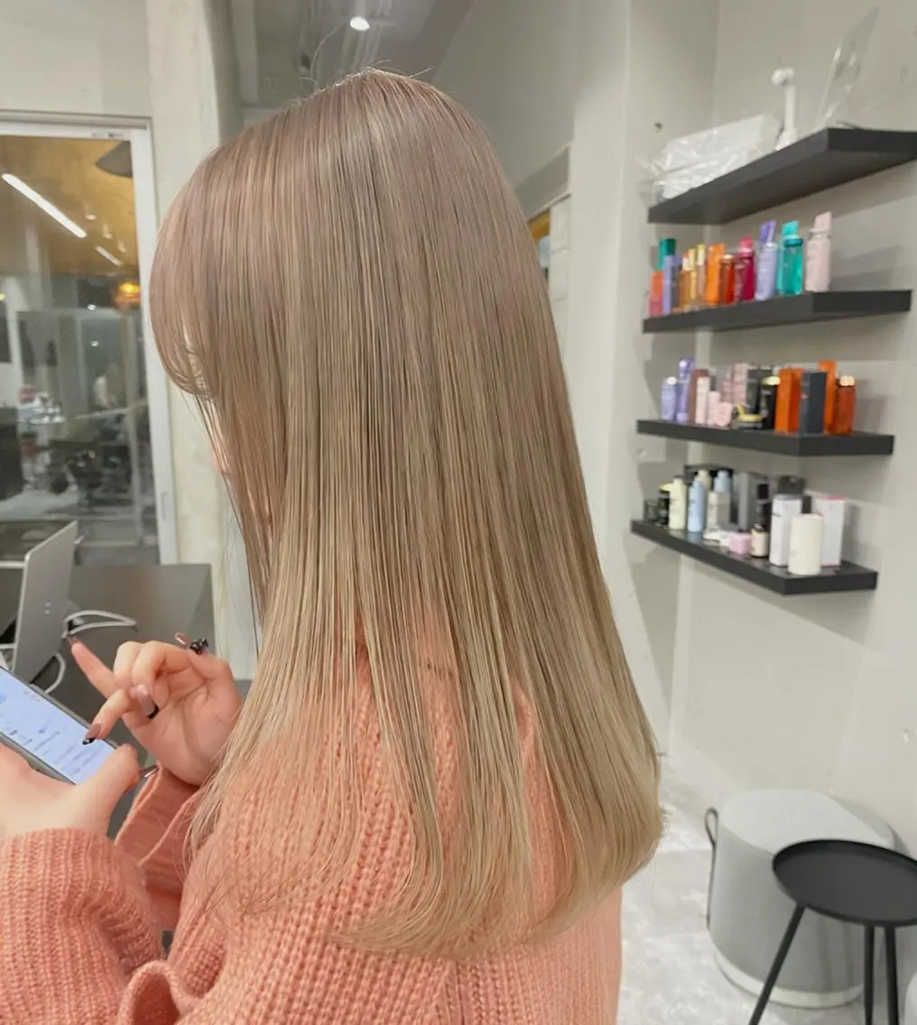 カラー セミロング ベージュカラー ブリーチ ケアブリーチ 透明感カラー ミルクティーベージュ ヘアカラー トリートメント ♡韓国ヘア♡ ブリーチ✨ハイトーンのヘアスタイル