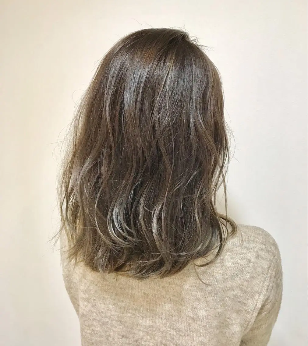 ミディアム カラー ハイライトカラー イルミナカラー ハイライト Miru by INCE HAIRのヘアスタイル