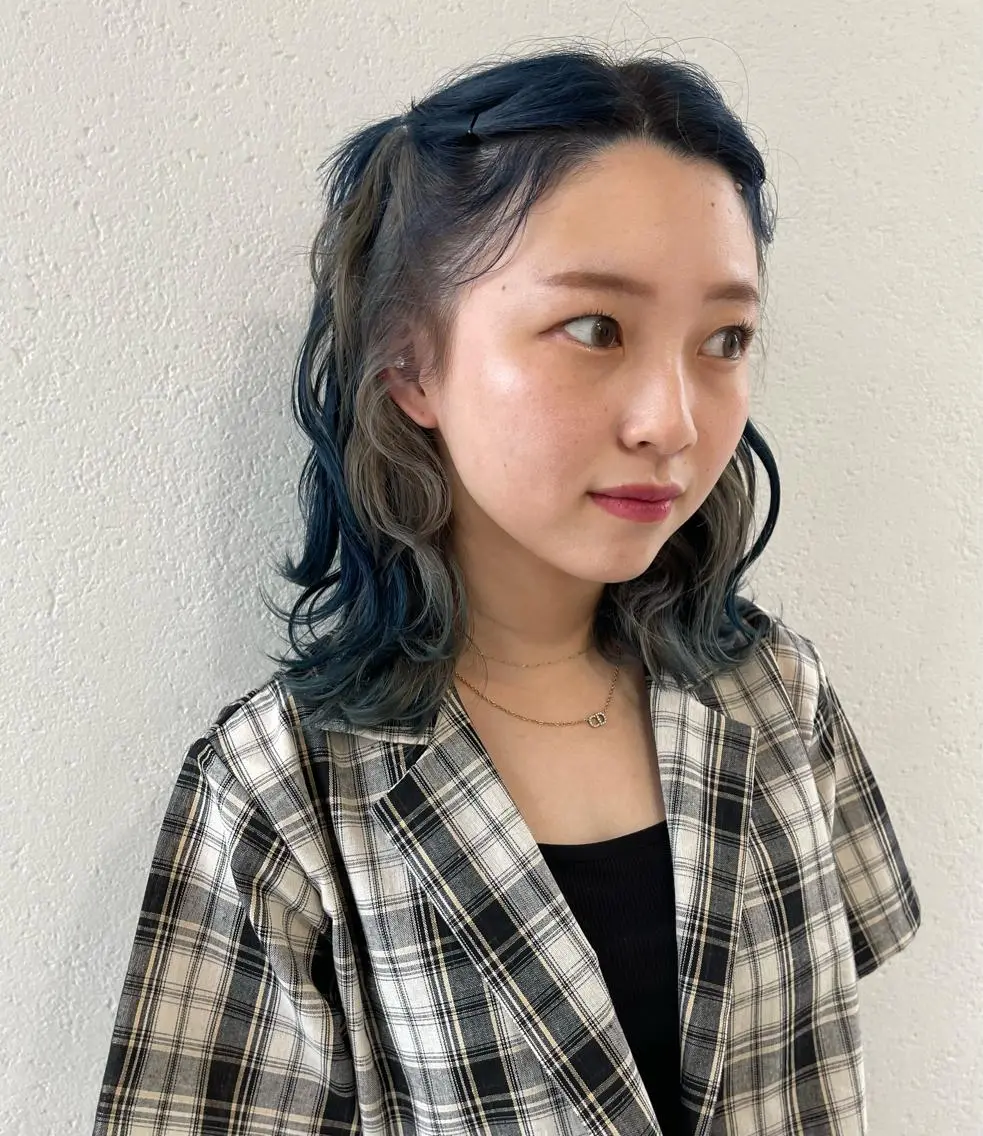 ミディアム カラー ブルーカラー グレージュ 市村 香多のヘアスタイル