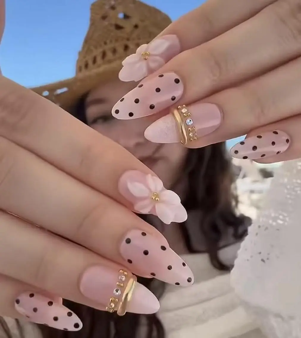 ネイル ブルー 長さ出し フラワーネイル キラキラネイル 水色 ハンドネイル Umee Nailのネイルデザイン