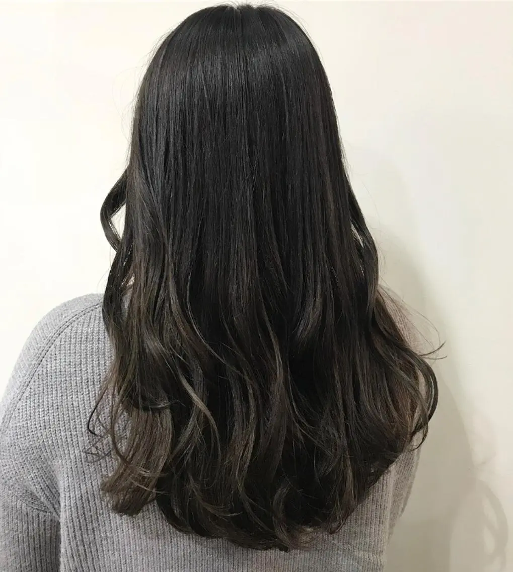 ロング カラー いけだ　ひかり ハイライトくびれヘアのヘアスタイル