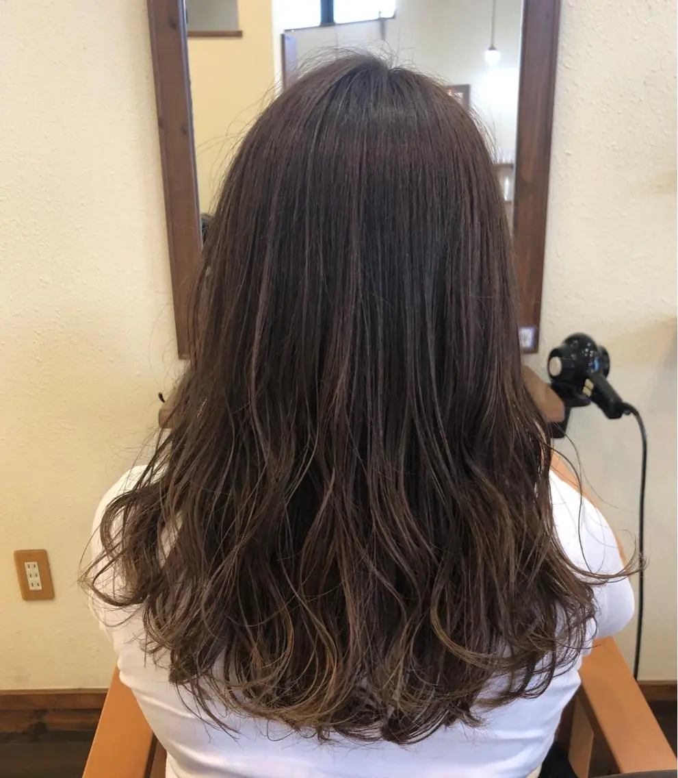 ロング ハイライト 中川 茜里のヘアスタイル