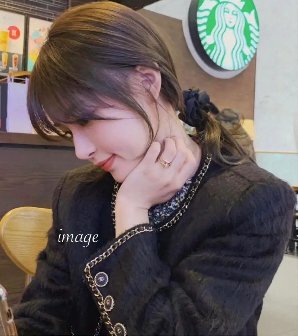 ロング エギョモリ おくれ毛 韓国ヘア レイヤーカットのヘアスタイル