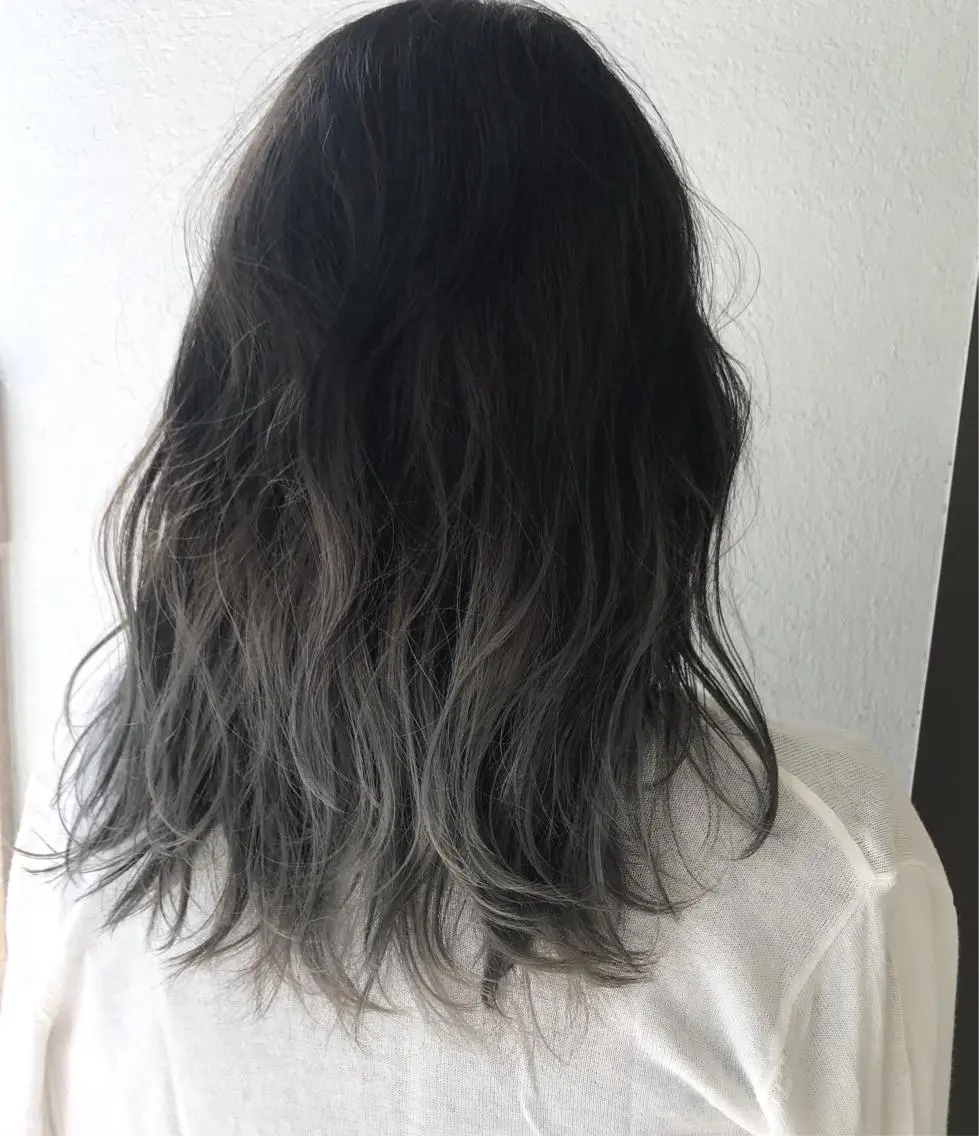 セミロング カラー グラデーションカラー ✨艶ブリーチカラー ✨四ノ宮裕己のヘアスタイル