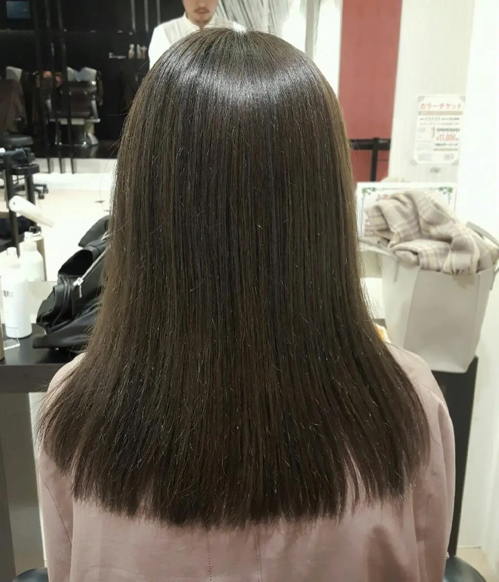 ミディアム カラー 切りっぱなしボブ アッシュ ボブ 秋山 幸太のヘアスタイル