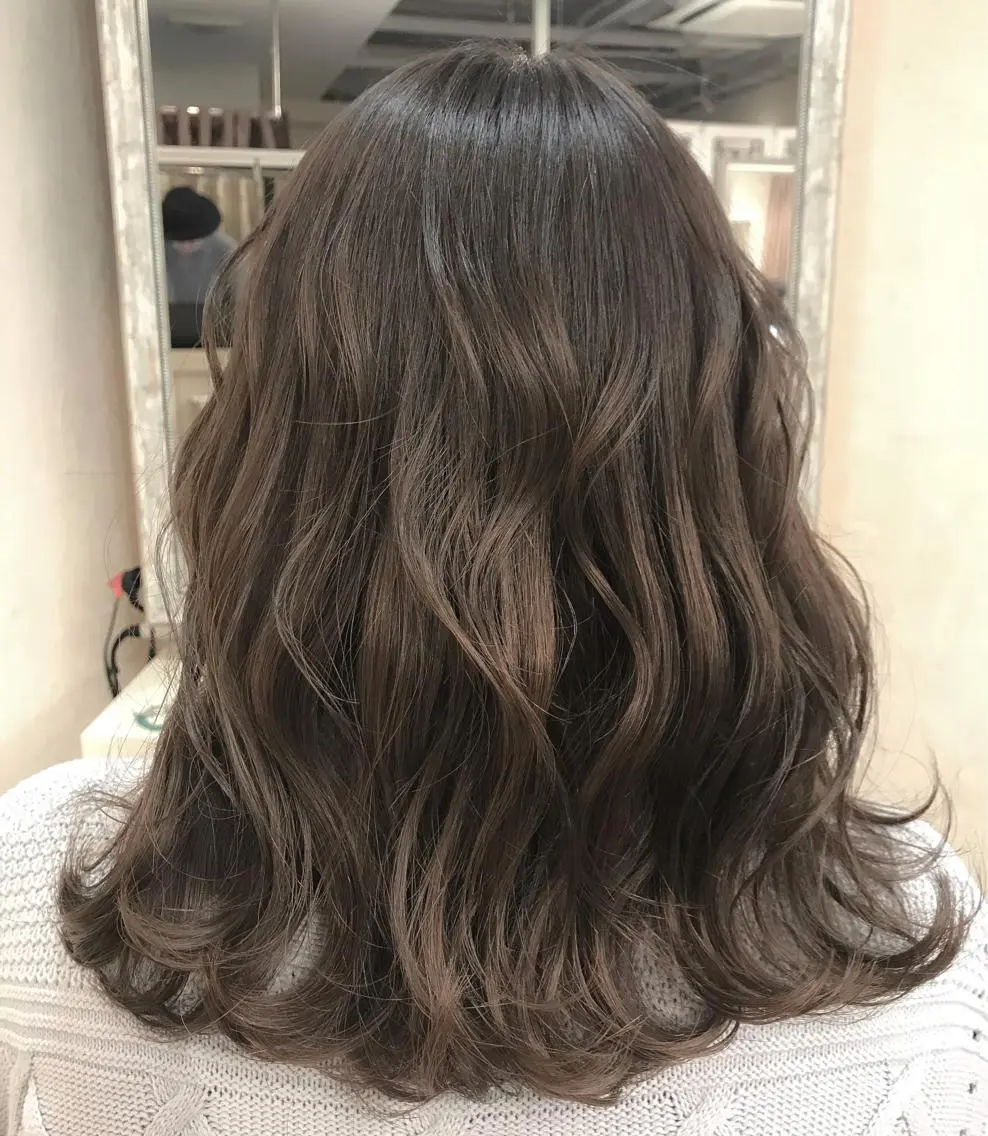 ミディアム カラー グレージュ イルミナカラー 【透明感、艶髪】西村 有司のヘアスタイル