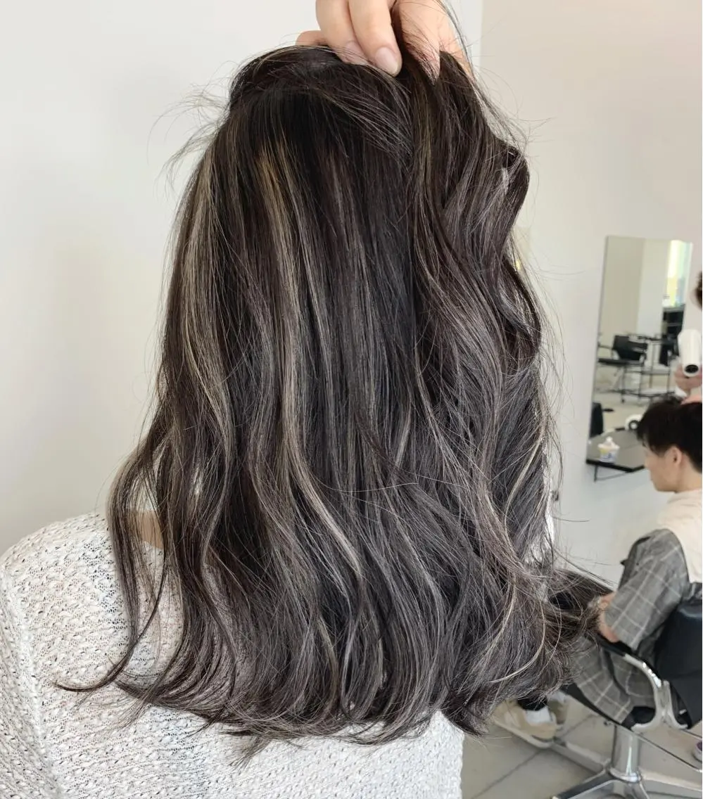 セミロング ハイライト 山田 絵里菜のヘアスタイル
