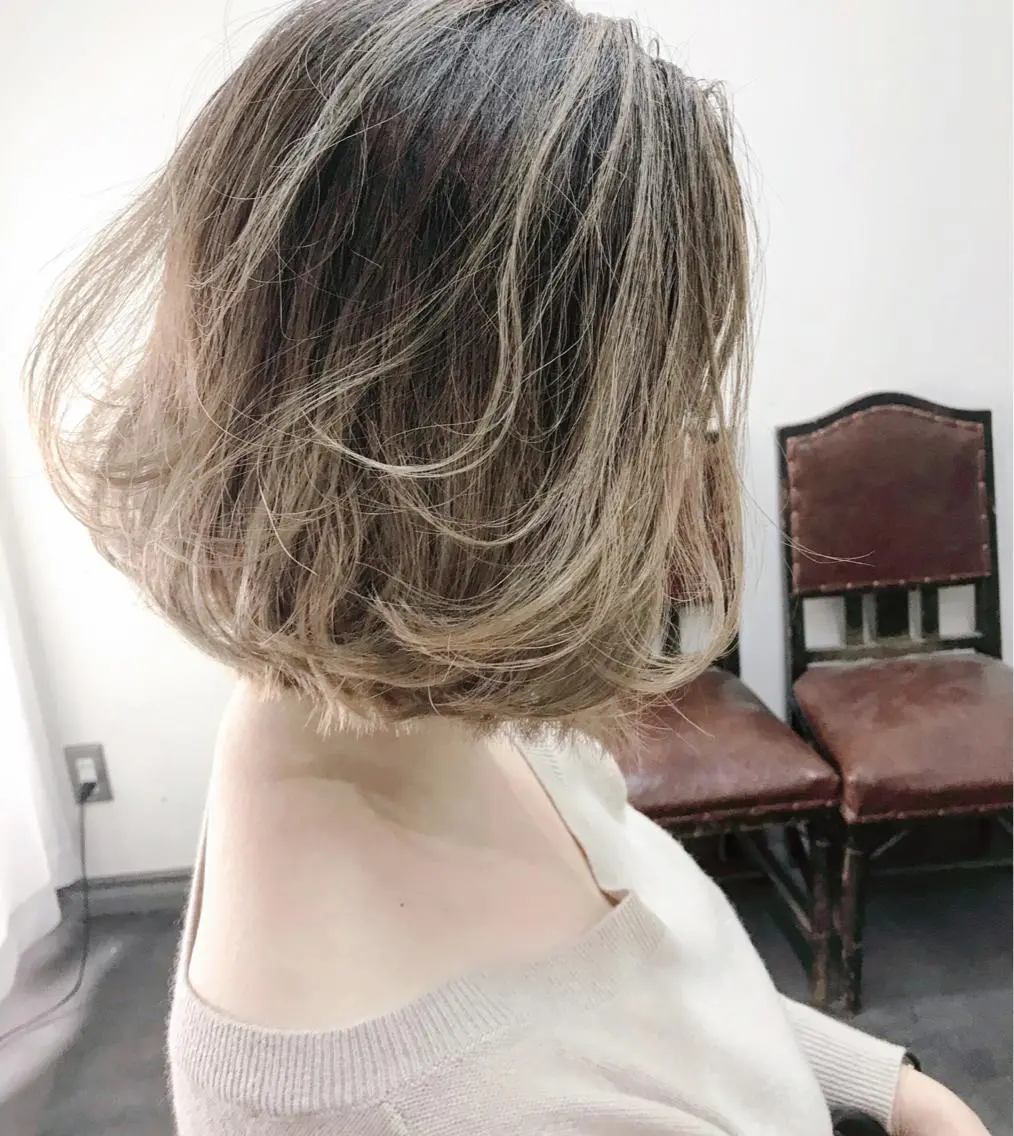 ショート カラー ヘアアレンジ お団子ヘア 結婚式・ブライダル 切りっぱなしボブ バレイヤージュ デザインカラー Mariana/ 鶴原-ハイライトのヘアスタイル