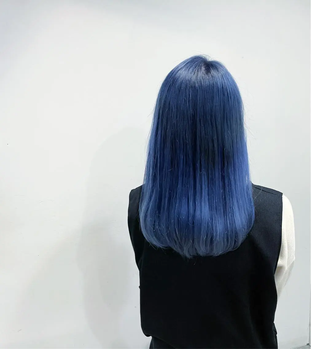 セミロング カラー ブリーチ ブルーカラー グラデーションカラー 五十嵐 雄毅のヘアスタイル