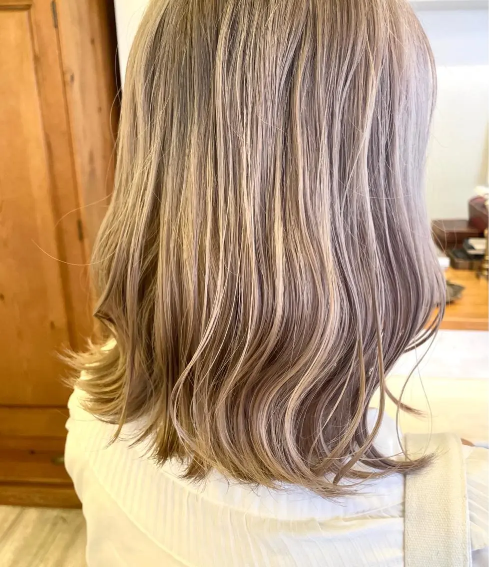 ミディアム カラー ベージュカラー ブリーチ ケアブリーチ ダブルカラー インナーカラー 推し ブリーチ 髪質改善のヘアスタイル