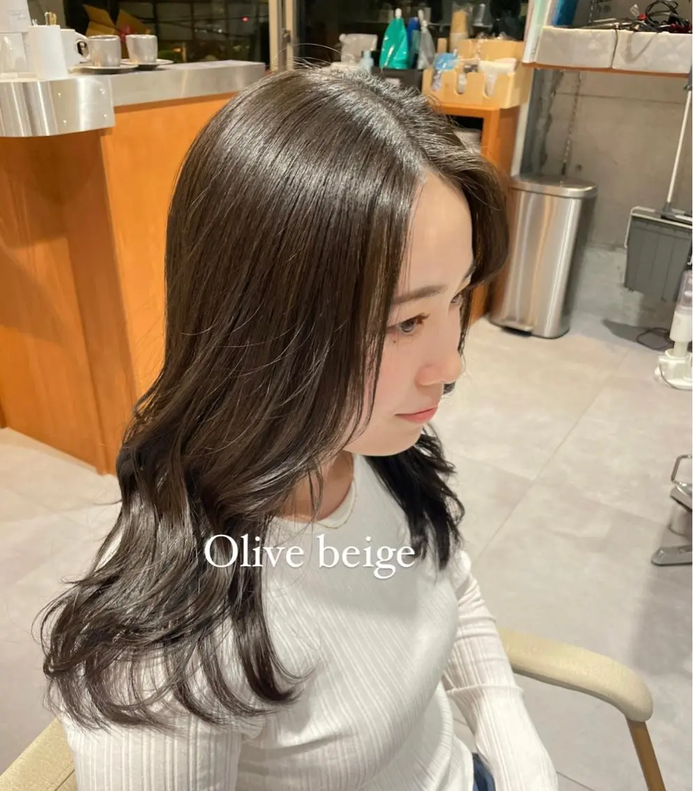 セミロング カラー ベージュカラー オリーブベージュ 似合わせカット/ 青竹真璃亜のヘアスタイル