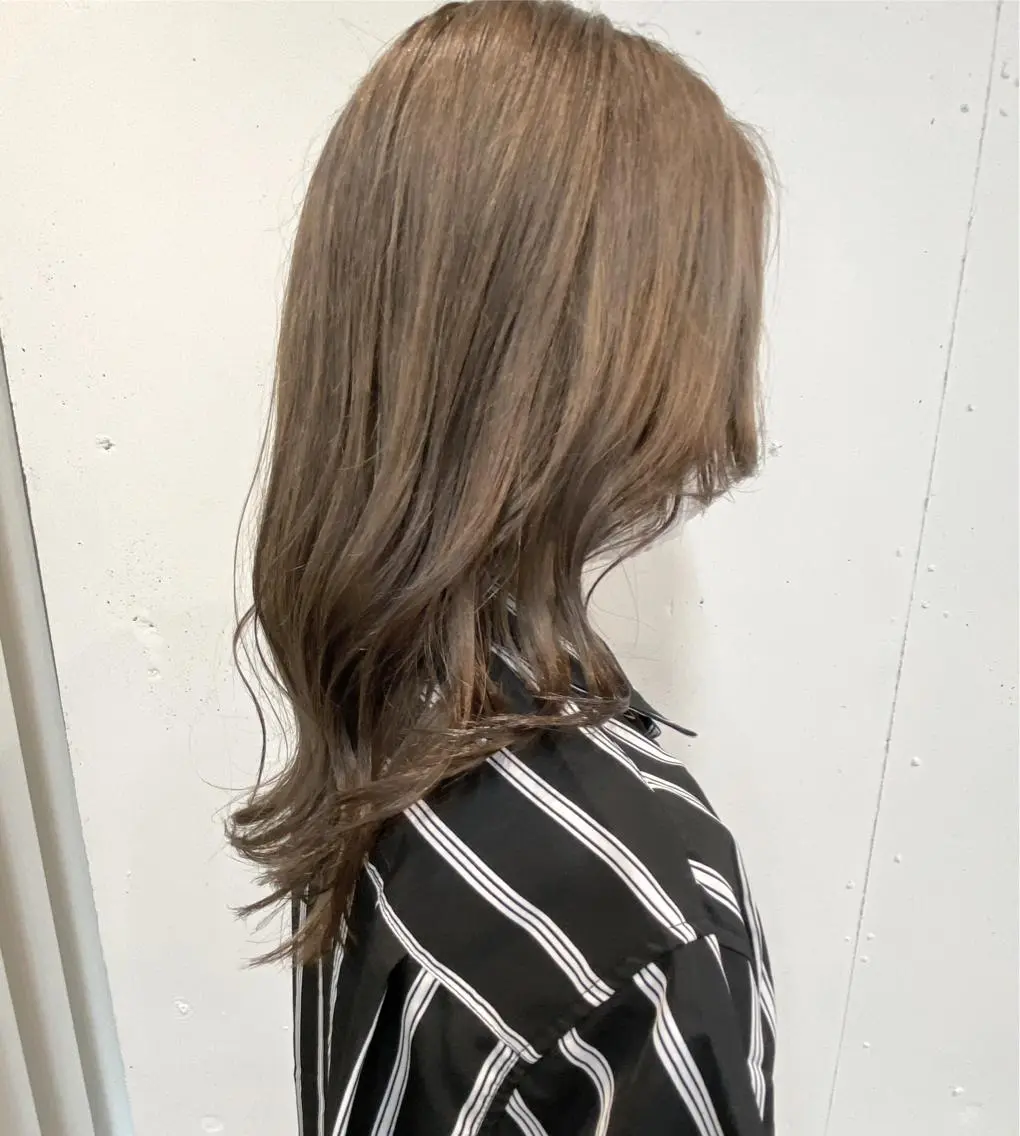 ミディアム カラー ブリーチ ヘアカラー トリートメント ウルフカット レイヤーカット上柿のヘアスタイル