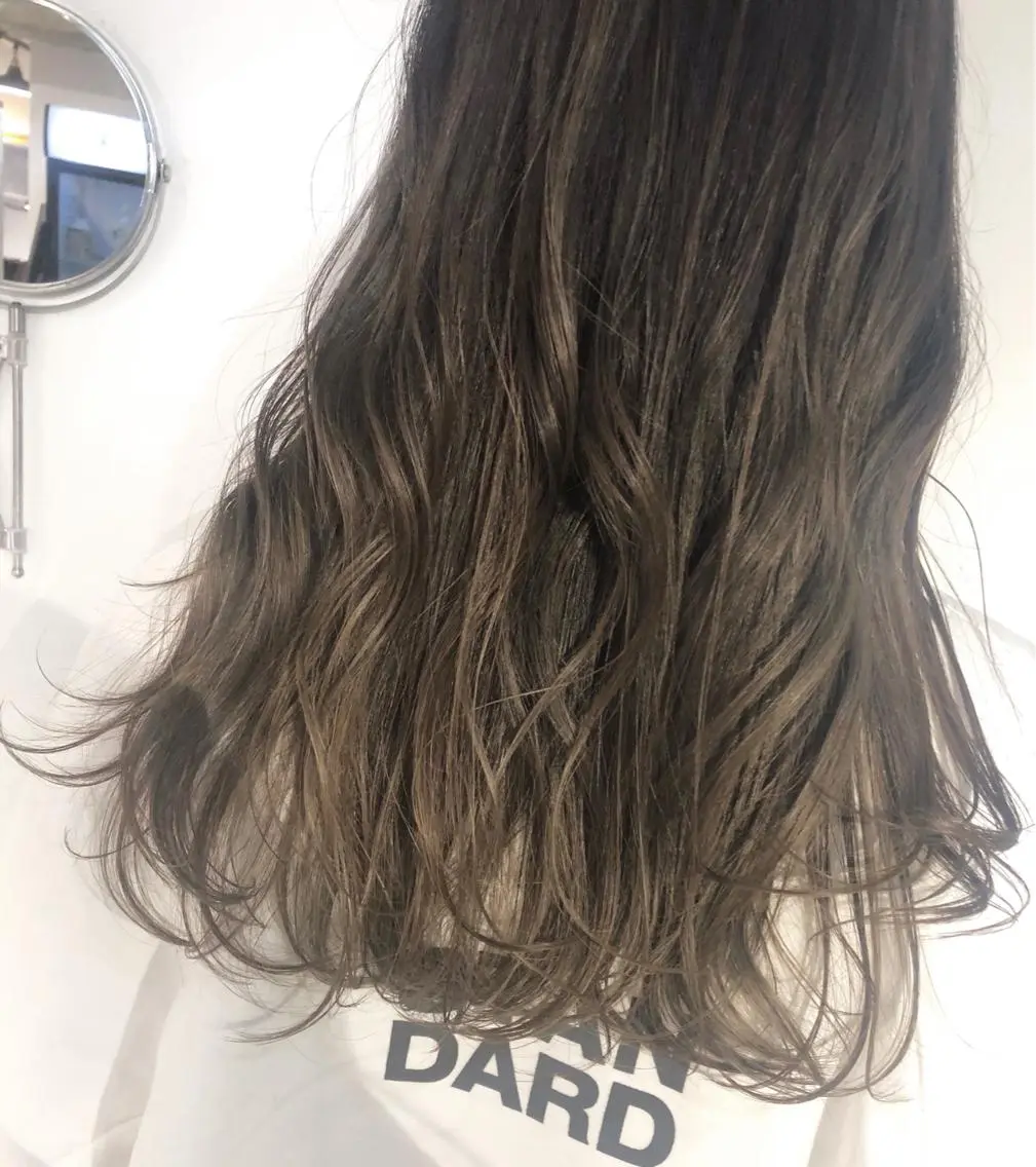 ロング カラー アディクシーカラー ベージュカラー ブリーチ ケアブリーチ ハイライトカラー ヘアカラー トリートメント 🍊新宿南口🍊 ERINAのヘアスタイル