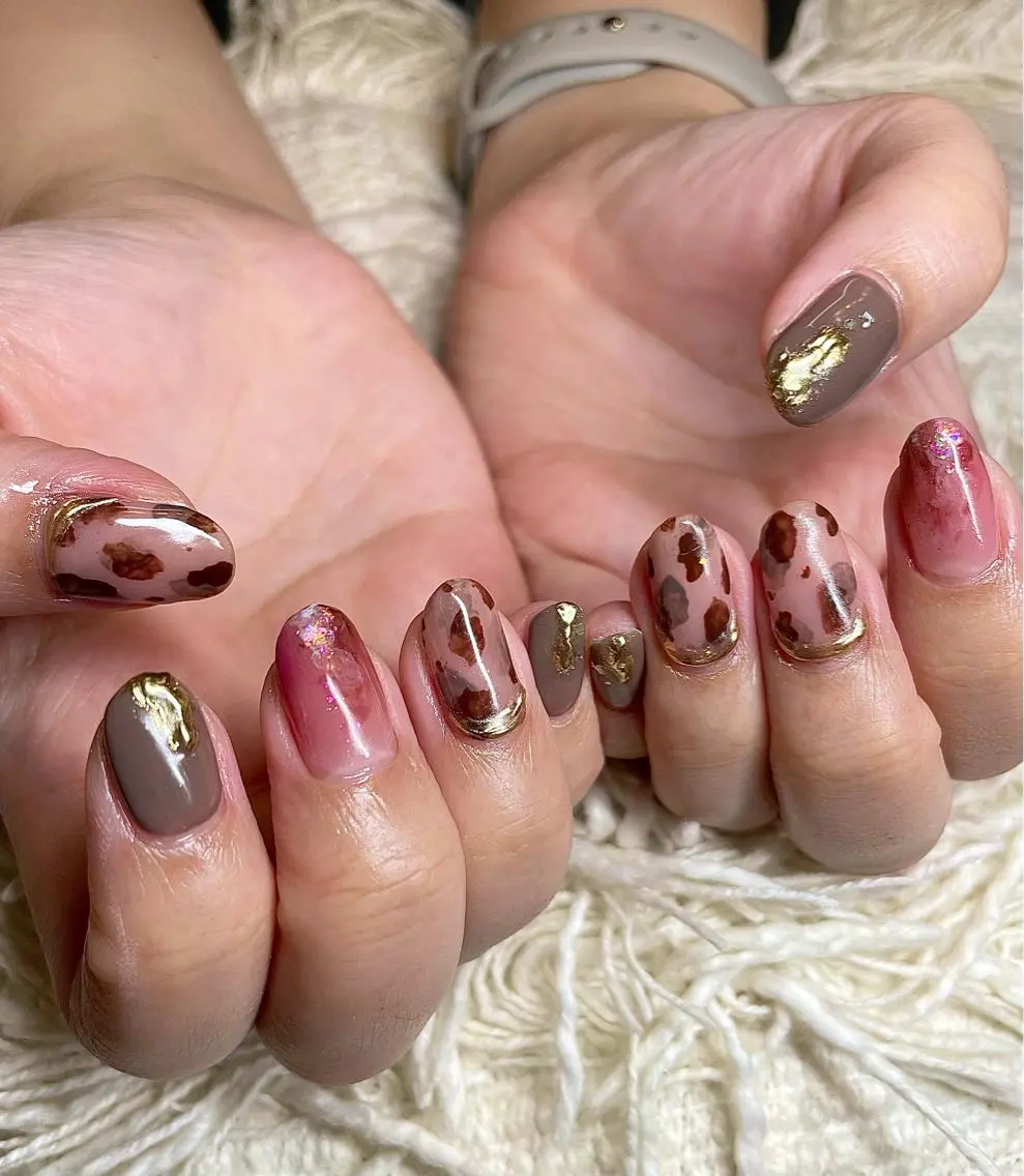 ミディアム カラー パーマ ヘアアレンジ メンズ キッズ ネイル マツエク・マツパ アニマル柄 ミラーネイル el. by Aoのネイルデザイン